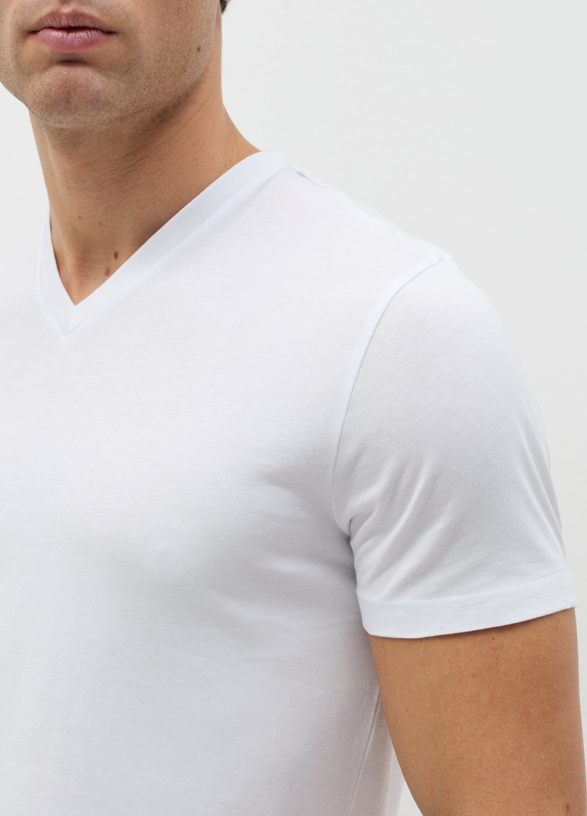 T-shirt intima in cotone bio con scollo a V 