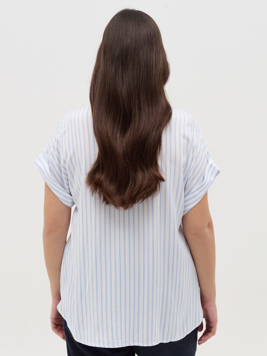 Curvy blouse with V neckline and pattern_3
