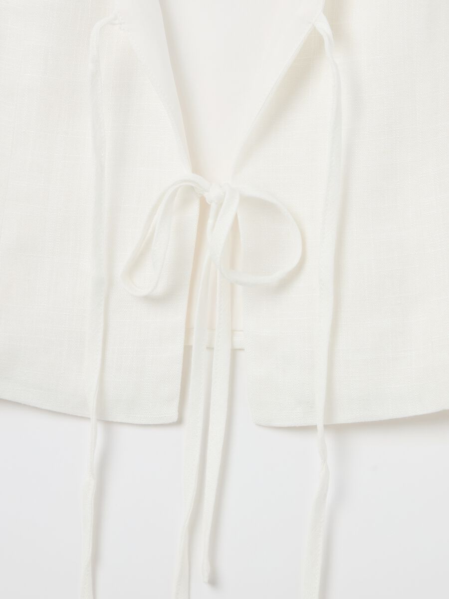 Gilet bianco di lino con lacci_5