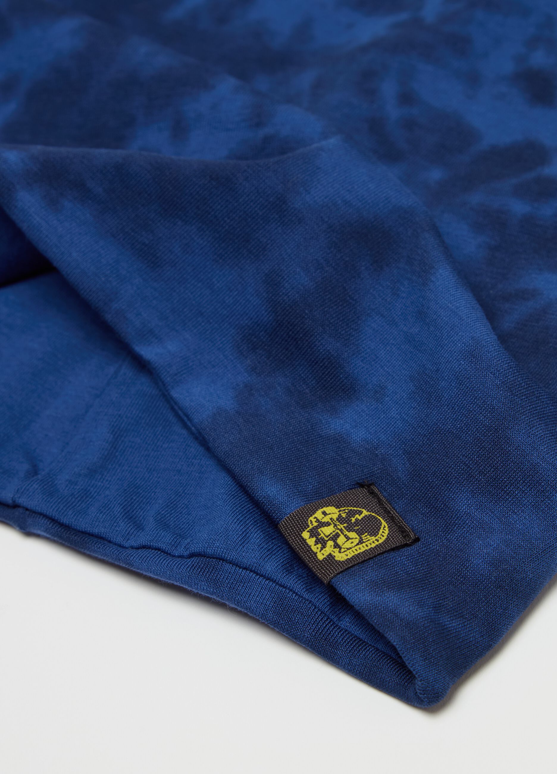 Neck warmer with tie-dye print
