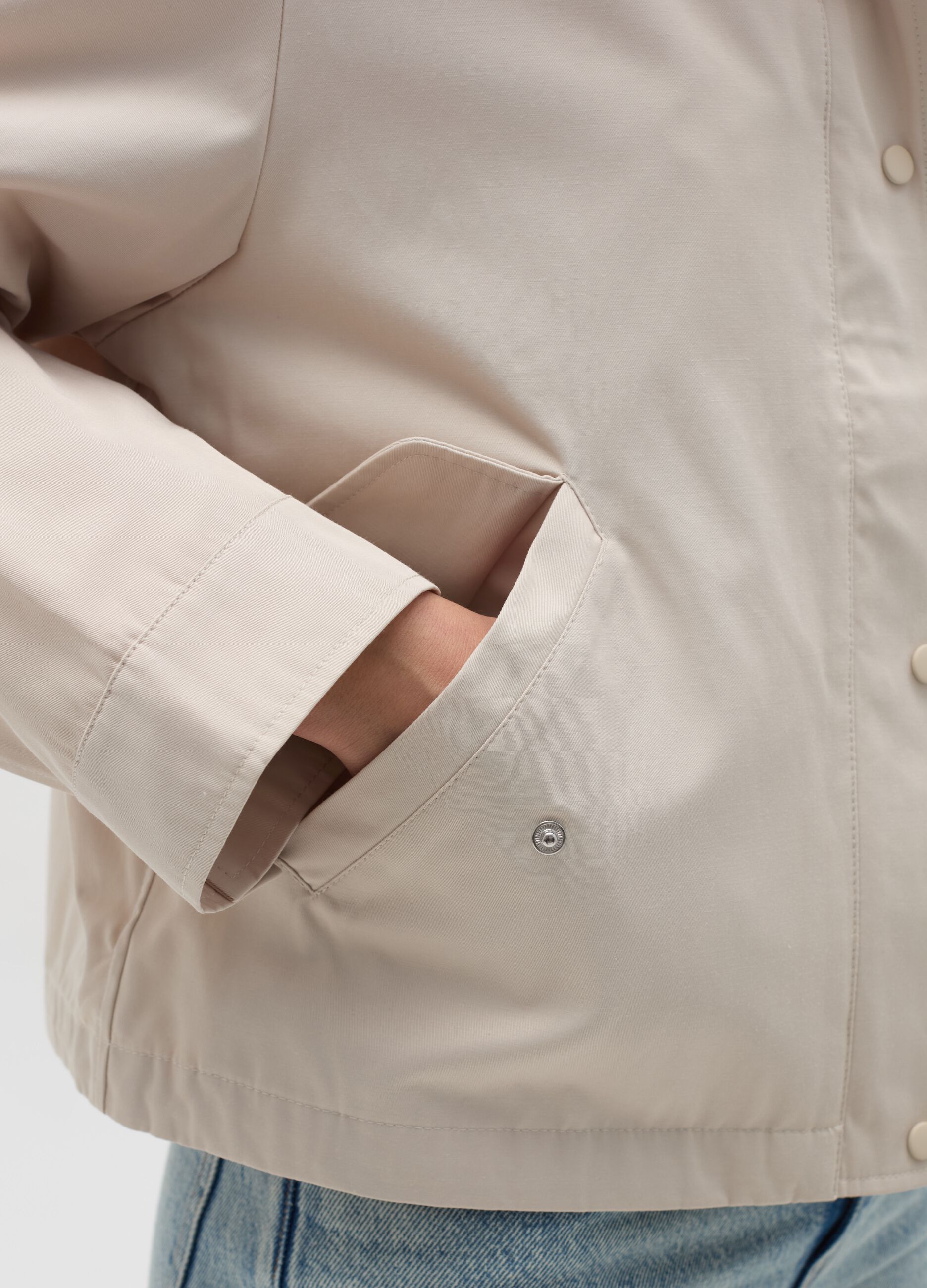 Short jacket with hood