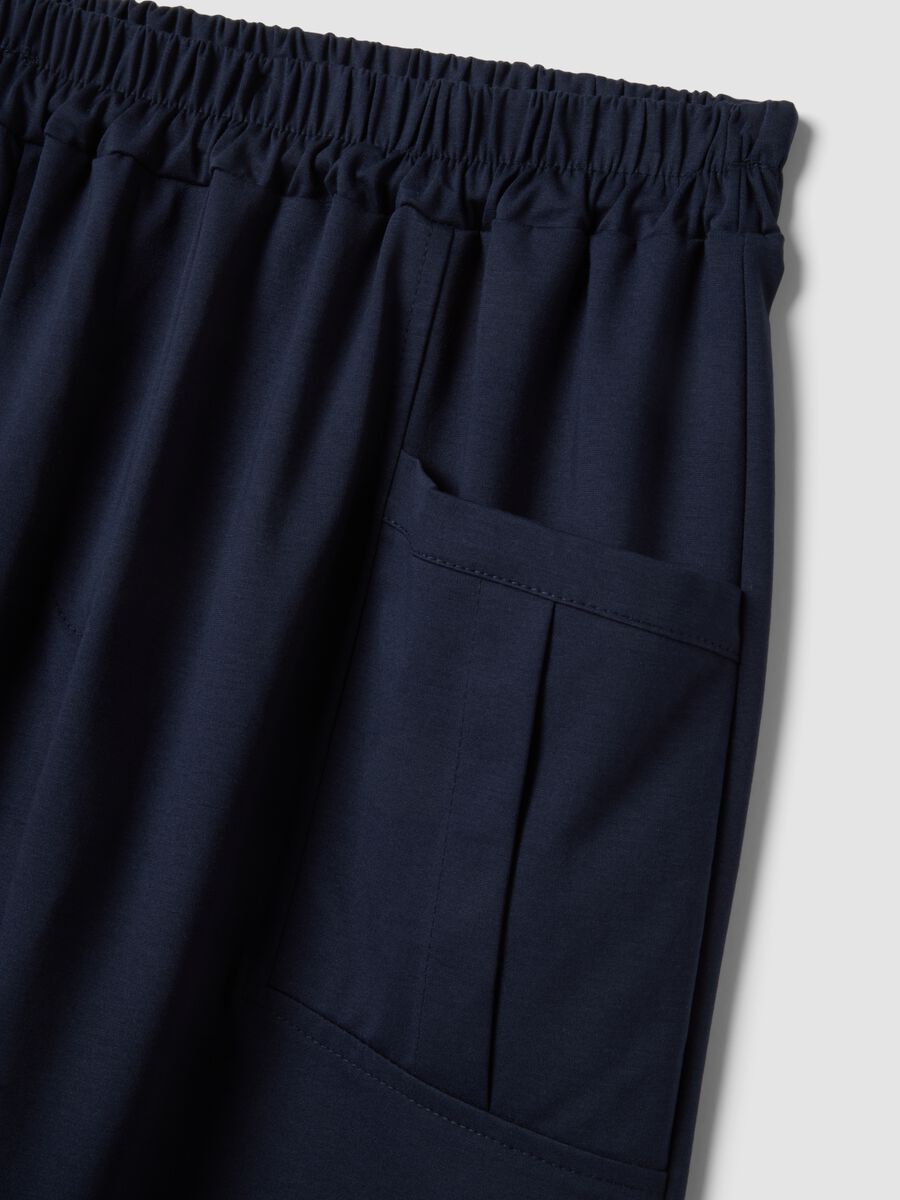 Pantaloni blu in cotone elasticizzato con fascia elastica in vita regular fit_1