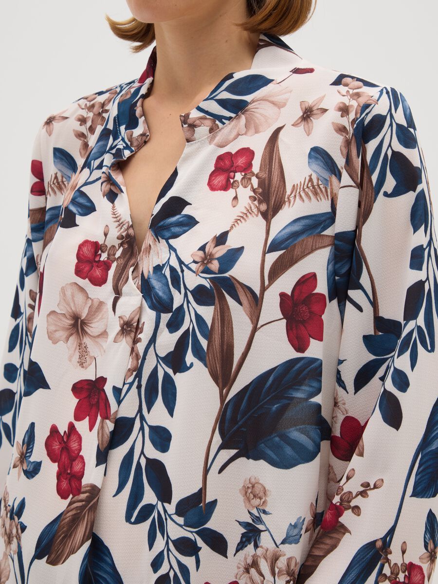 Multicolour Regular Fit Blouse with Flowers_3