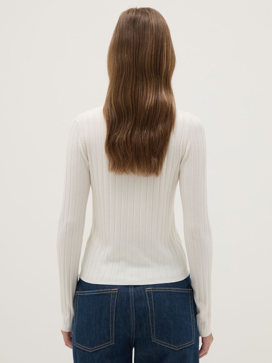 Cardigan bianco a coste slim fit con collo polo_2