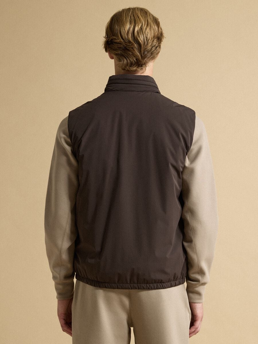 Gilet marrone in tessuto elasticizzato con zip_3