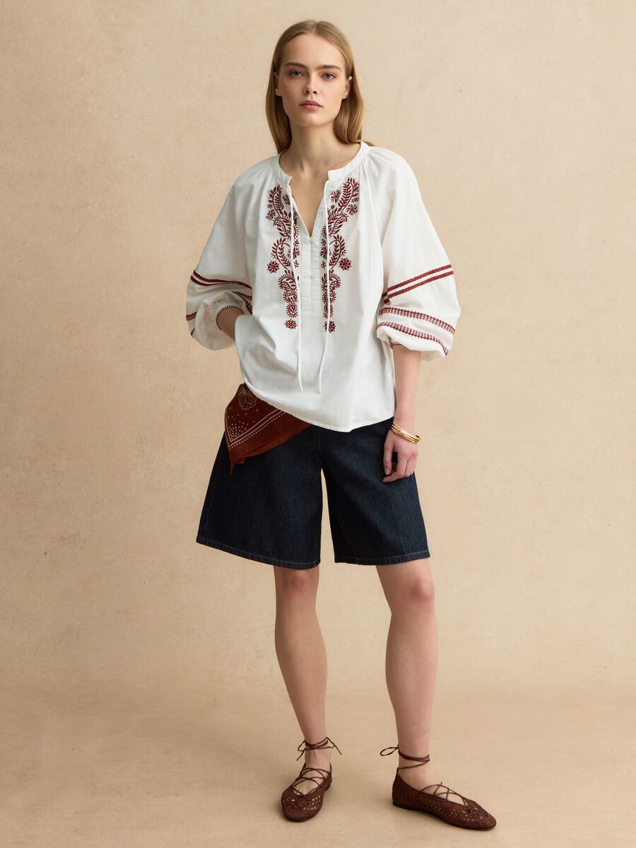 Camicia in misto cotone e lino bianca regular fit con ricami floreali_2