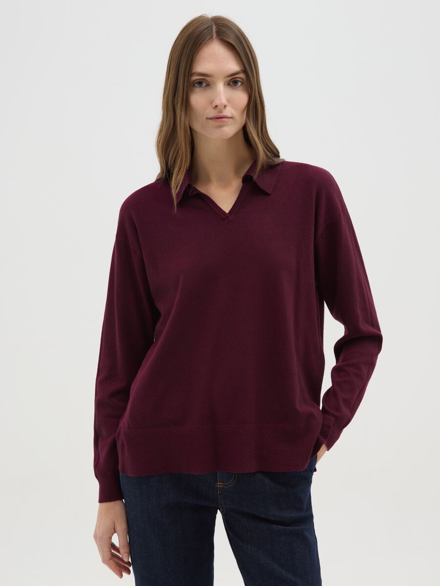 Maglia bordeaux con scollo a V e colletto_0