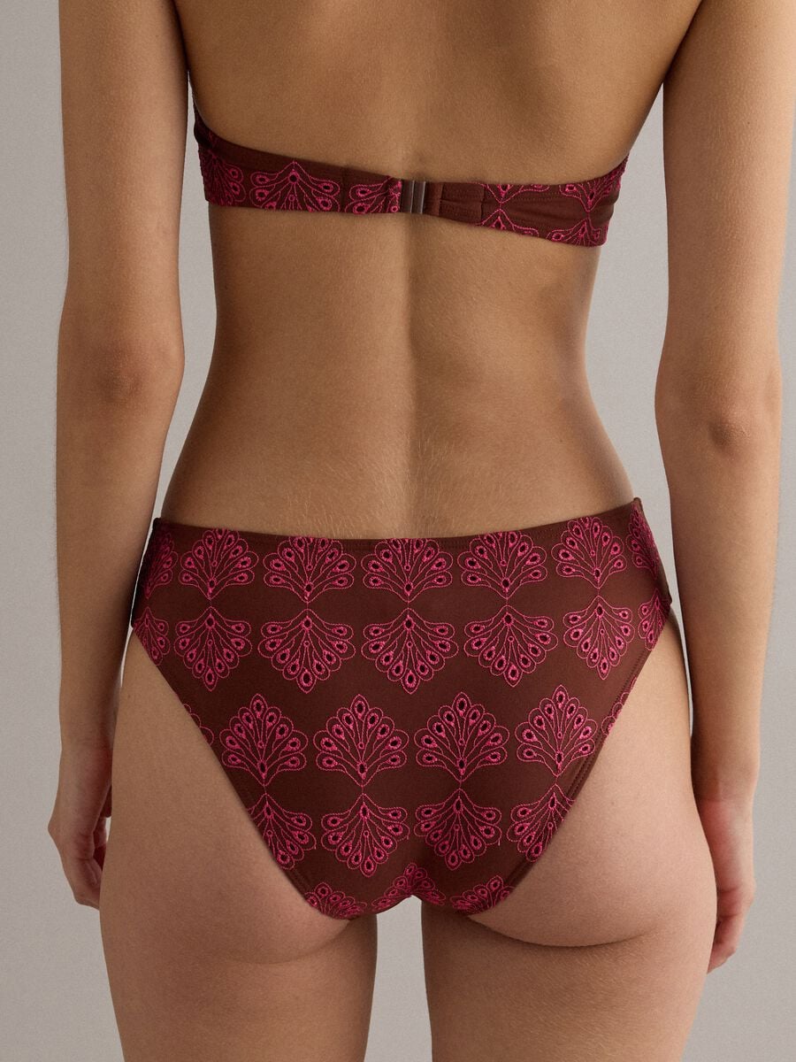 Slip bikini marrone in tessuto elasticizzato ricamato_2