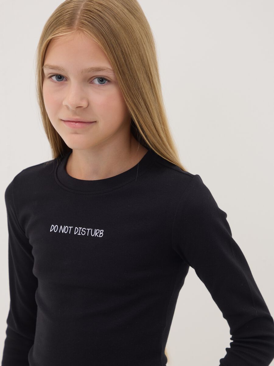 T-shirt nera in cotone organico elasticizzato con collo a costine_1