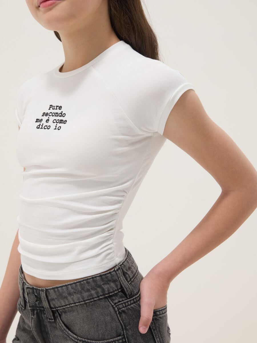 T-shirt in cotone elasticizzato bianca da ragazza slim fit con frase_2