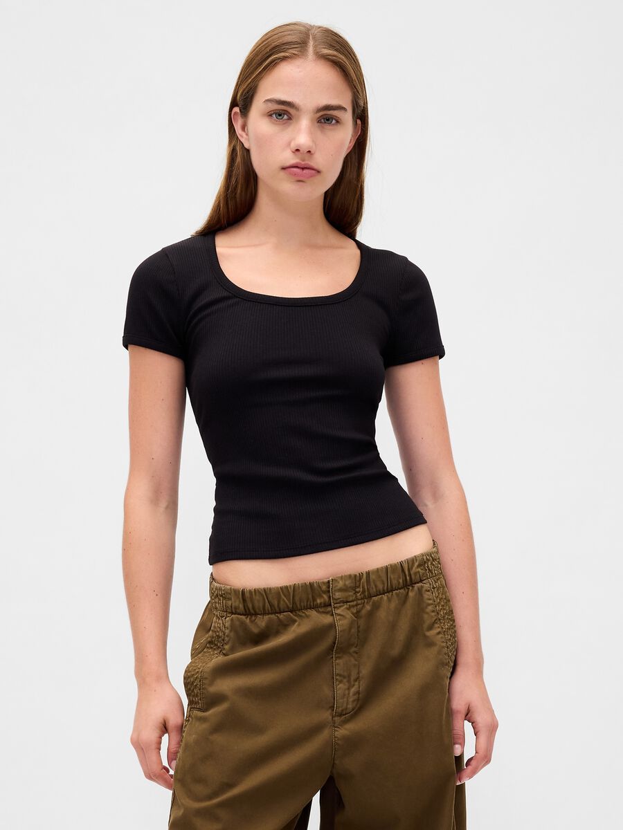 T-shirt nera elasticizzata a maniche corte_0
