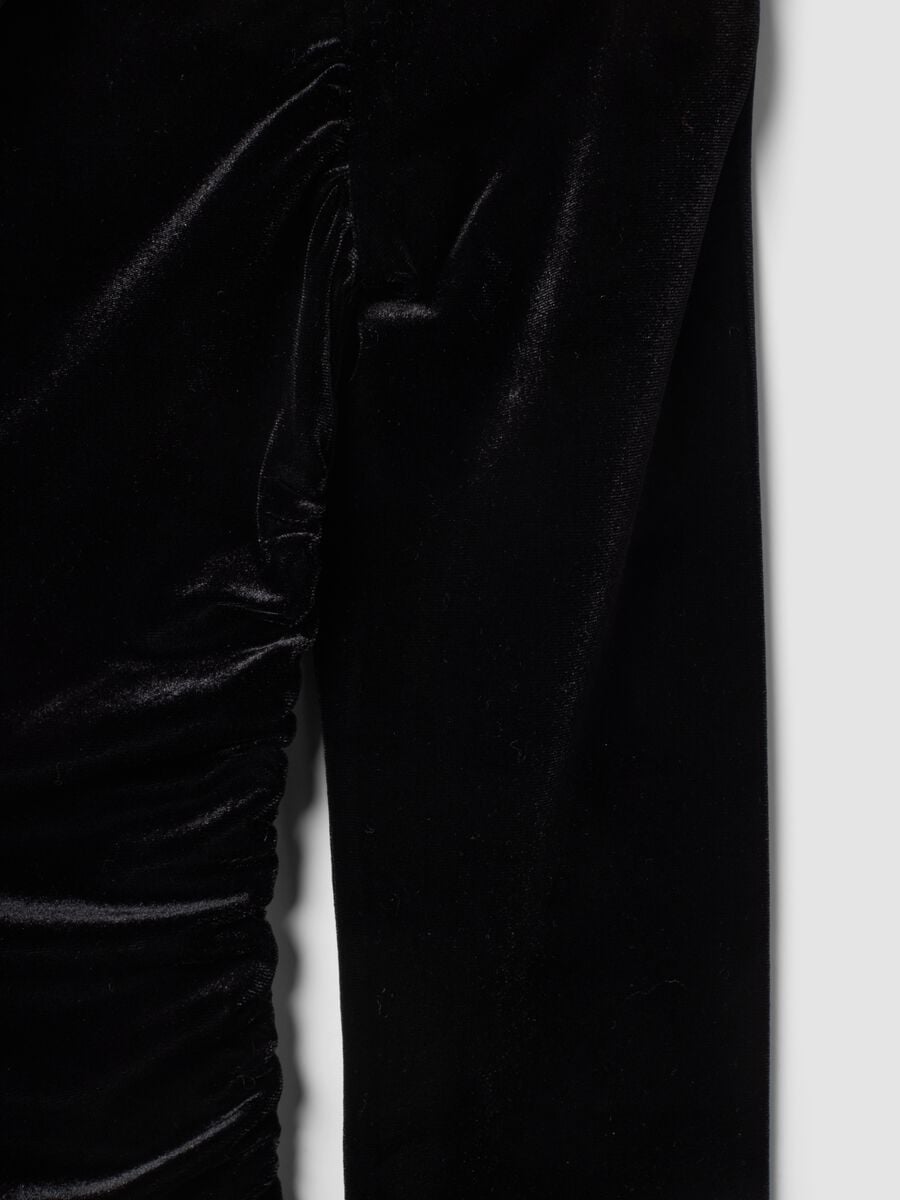 Top nero in tessuto elasticizzato con girocollo_1