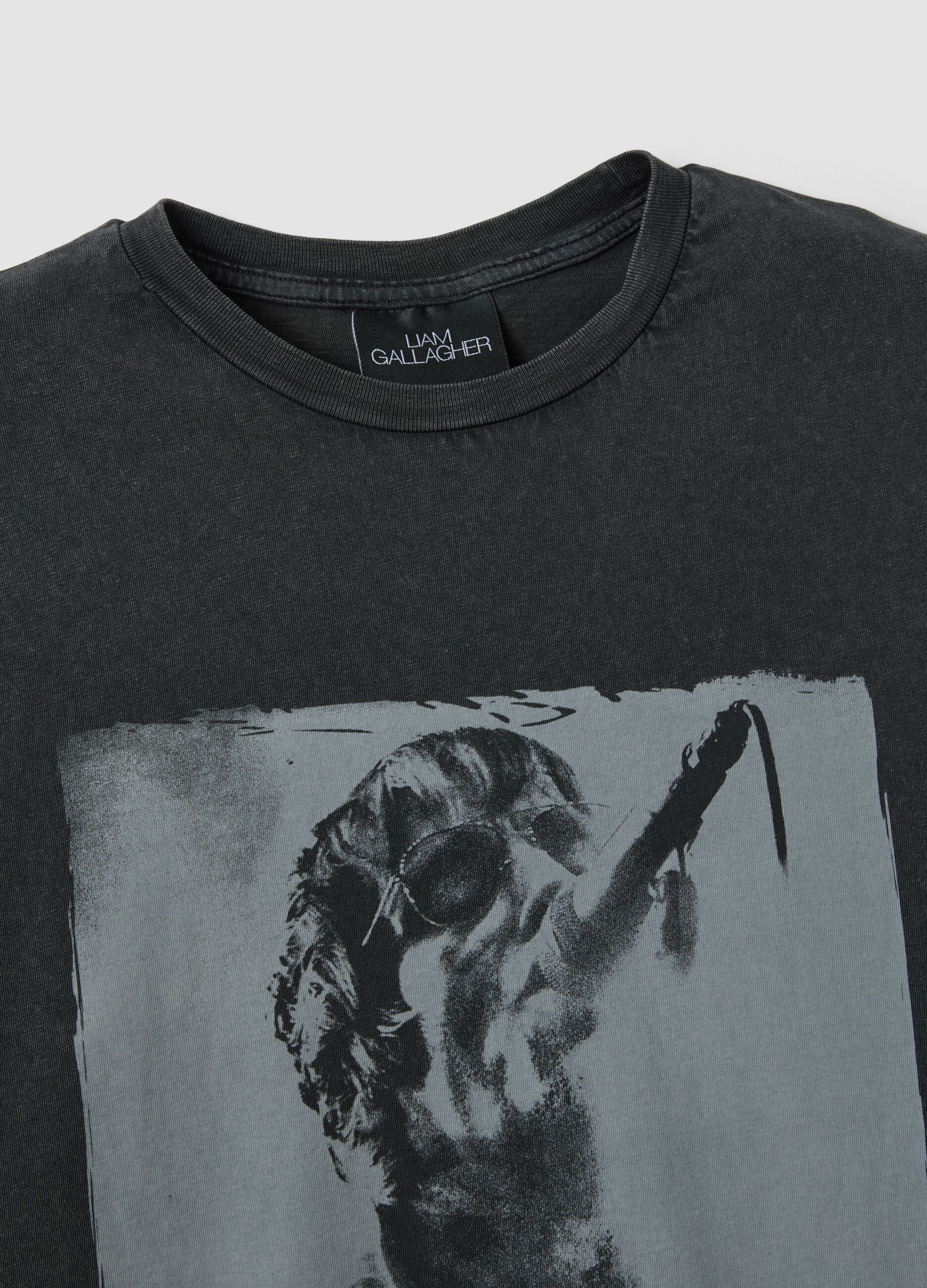 Black pure cotton t-shirt with a regular oversized fit