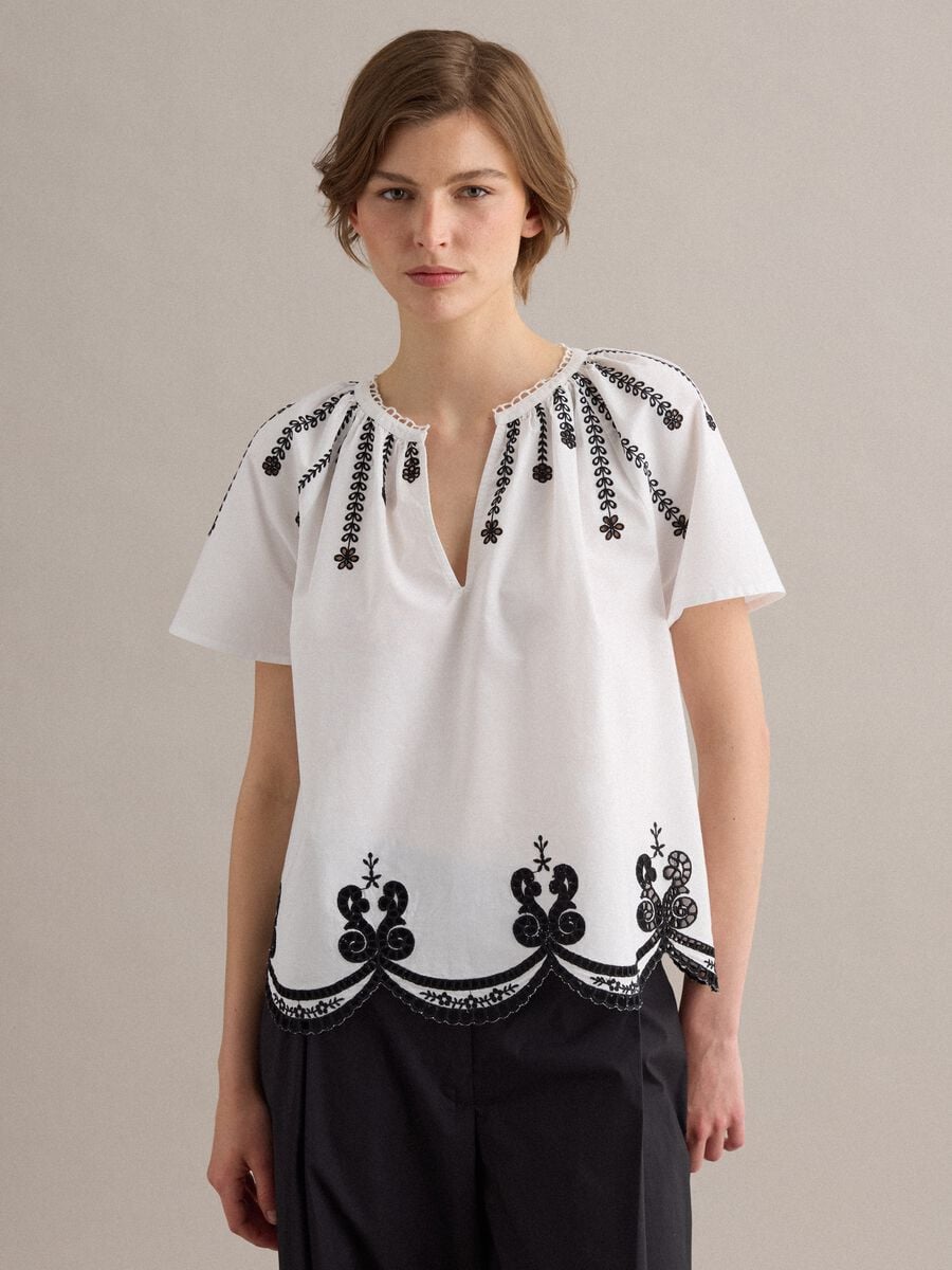 Camicia bianca in puro cotone con ricami_1