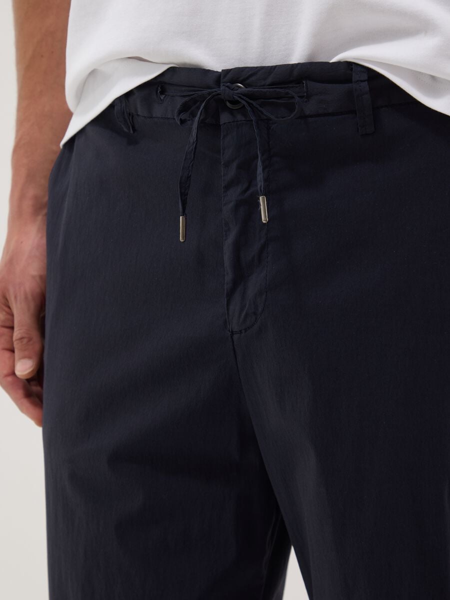 Pantaloni chino blu in cotone elasticizzato carrot fit_3