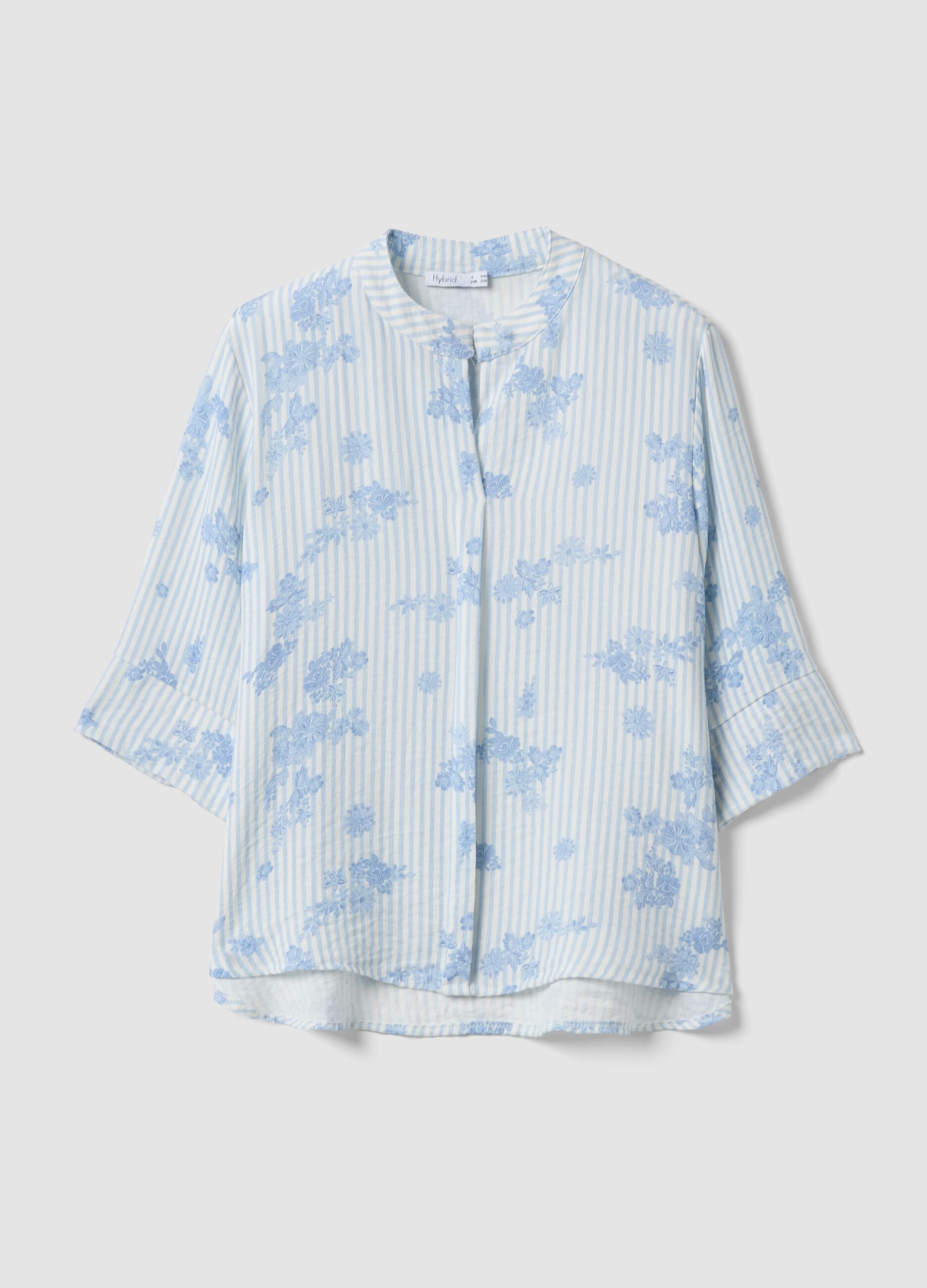 Blusa azzurra in misto viscosa a righe e fiori
