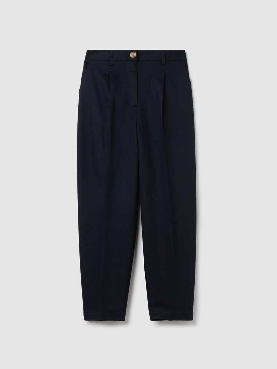 Cropped chino trousers with darts_4
