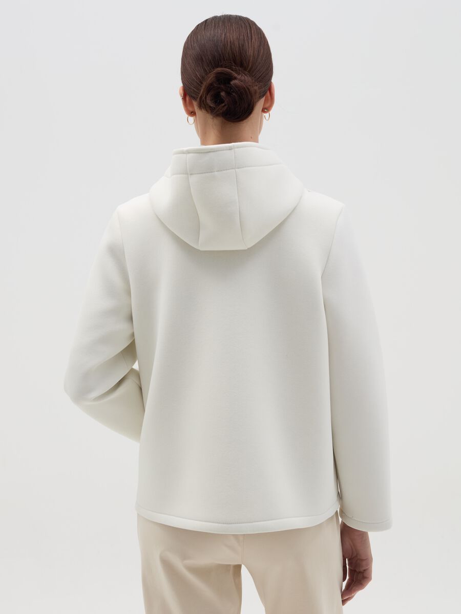 Short jacket with hood and buttons_3