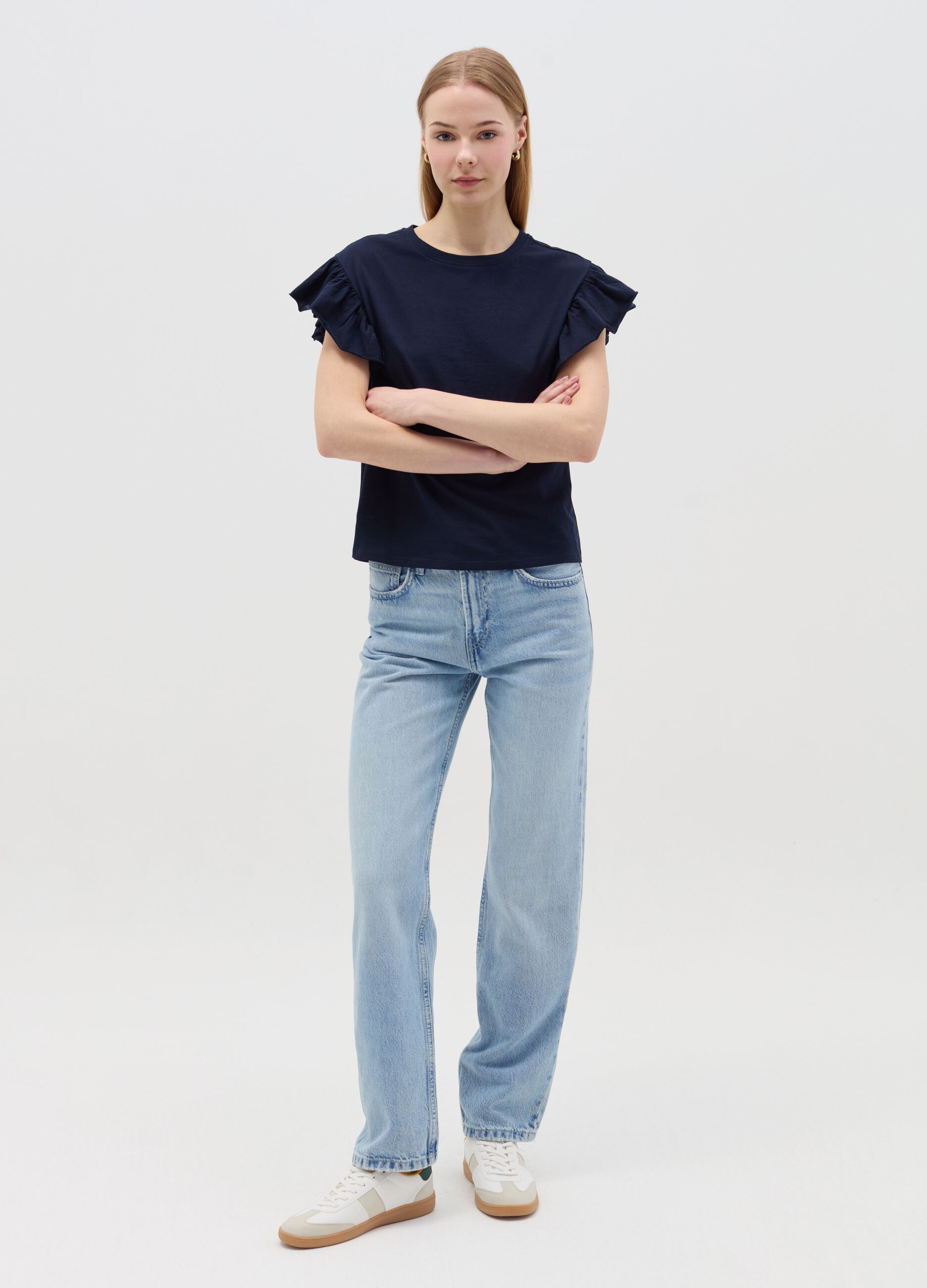 T-shirt blu con maniche corte e volant