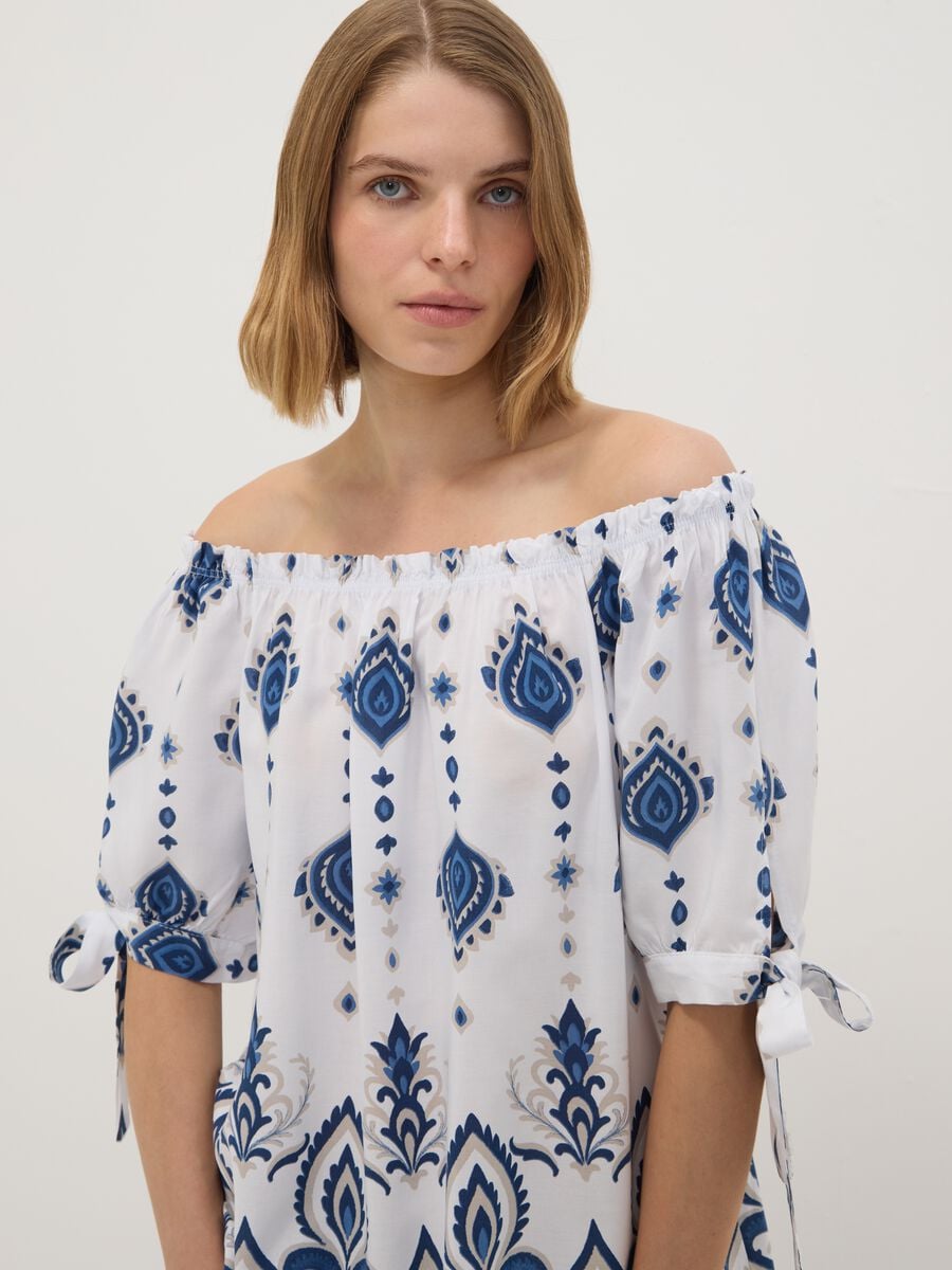 Blusa bianca in pura viscosa a maniche corte con fantasia paisley_0