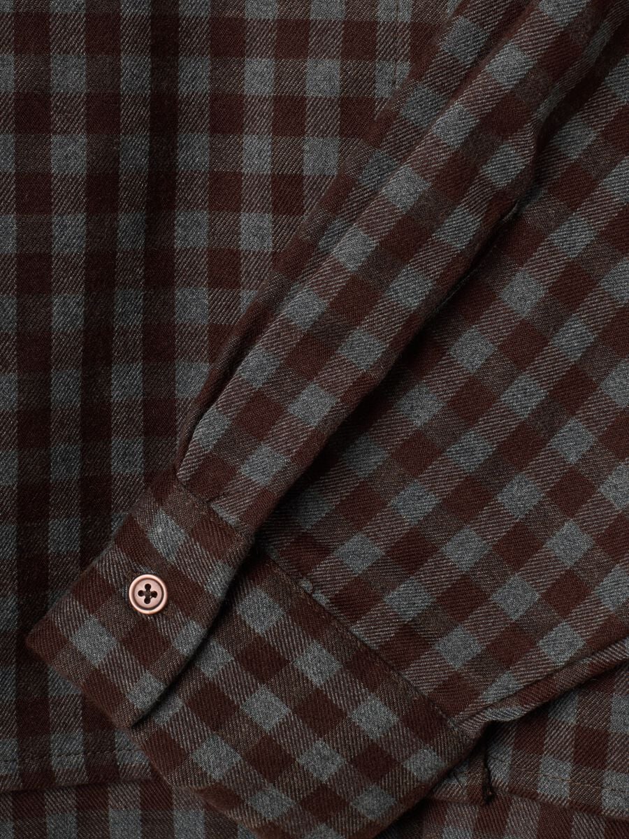 Camicia marrone a quadri in viscosa elasticizzata regular fit_1