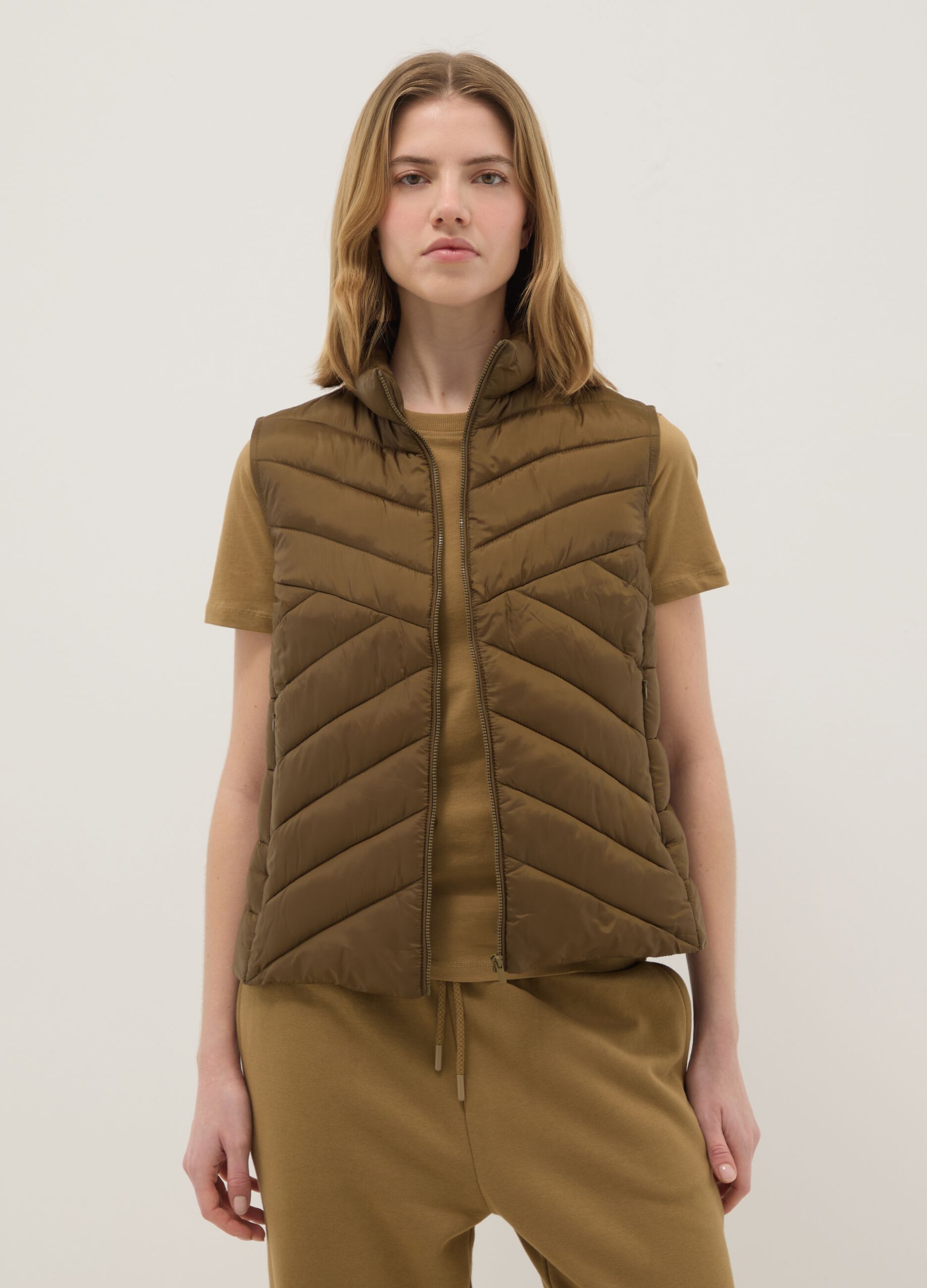 Gilet imbottito marrone regular fit con zip