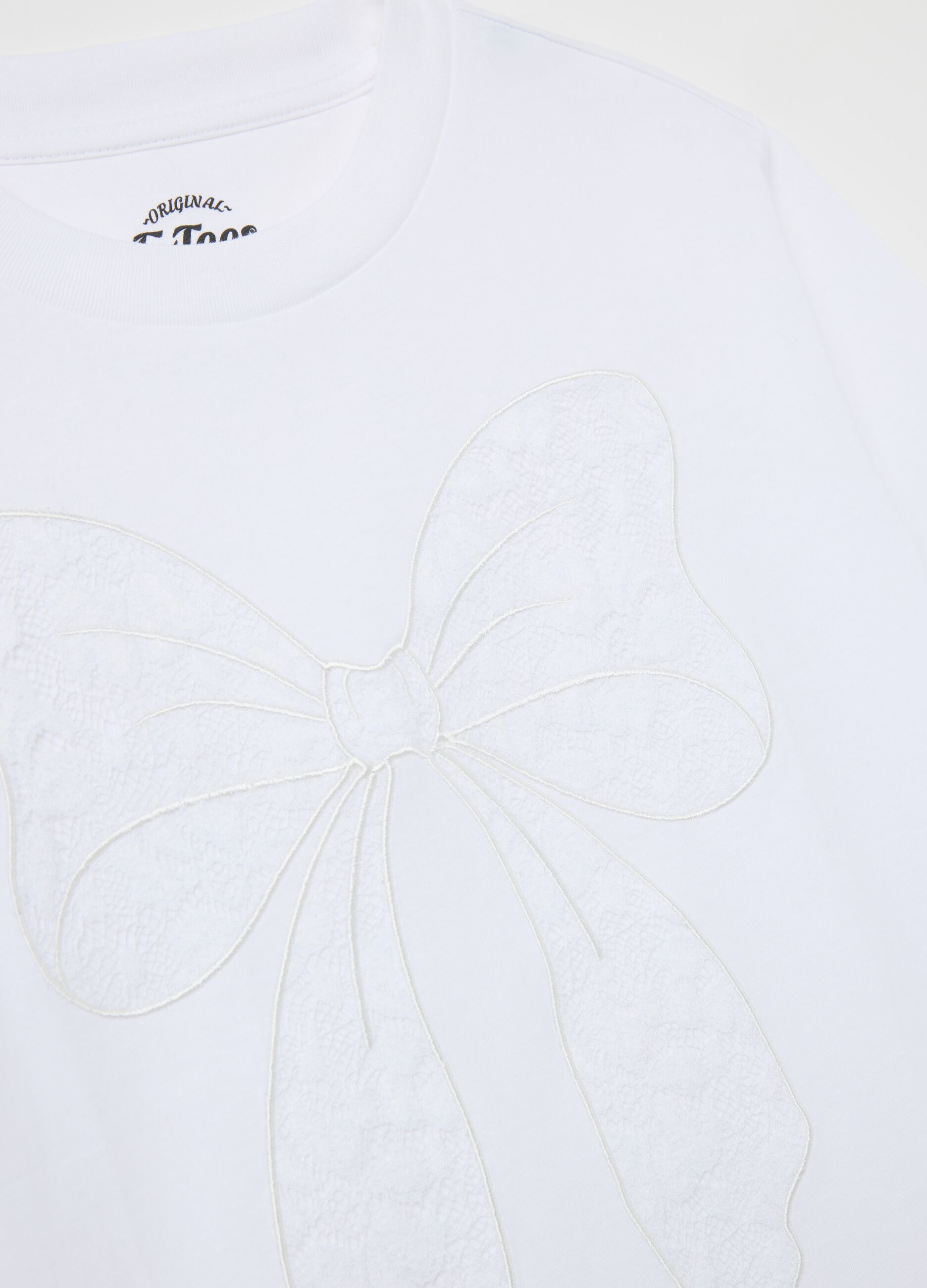 White T-shirt in cotton with lace bow