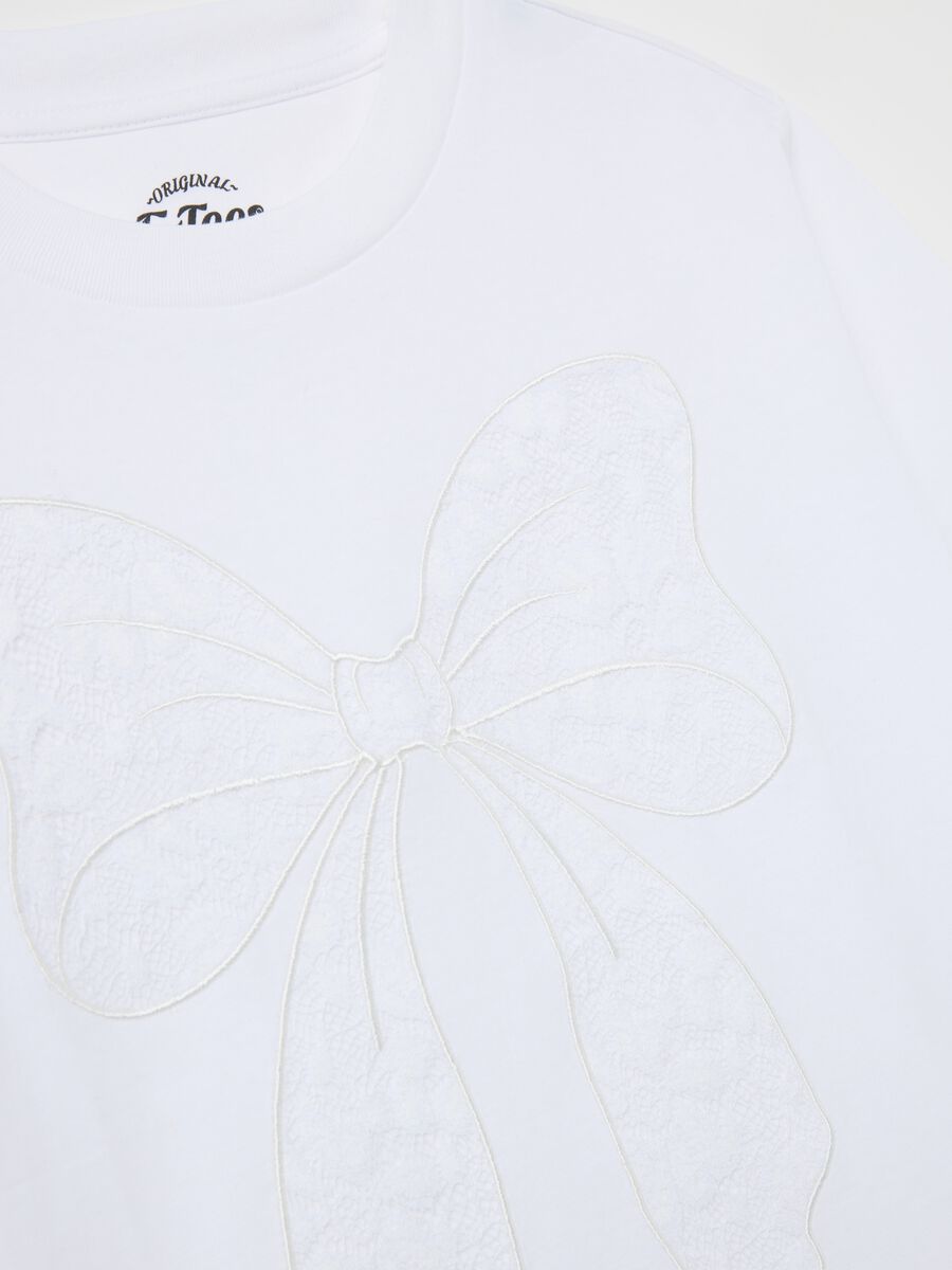 White T-shirt in cotton with lace bow_5