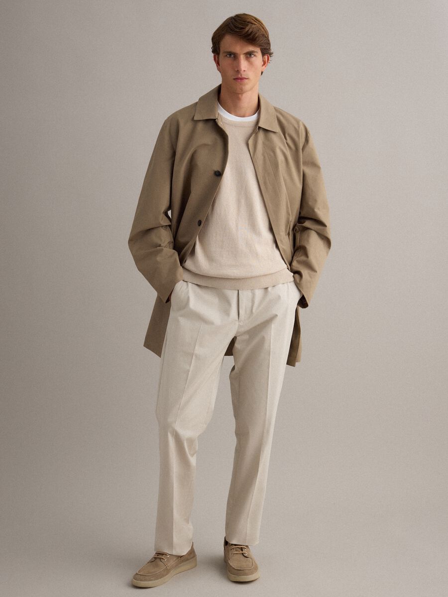 Trench beige regular fit con chiusura a bottoni_2