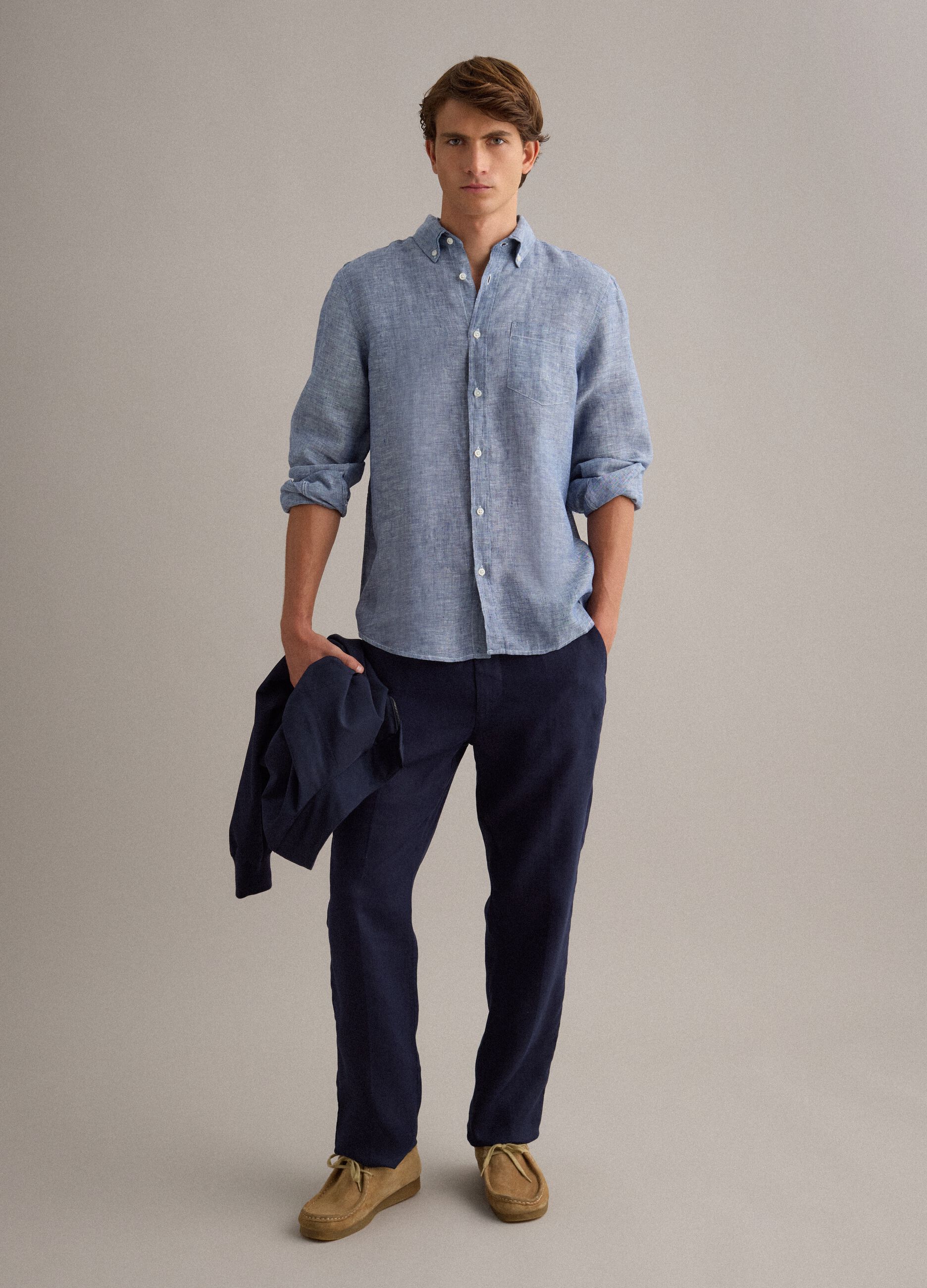Light blue pure linen shirt with button-down collar, regular fit