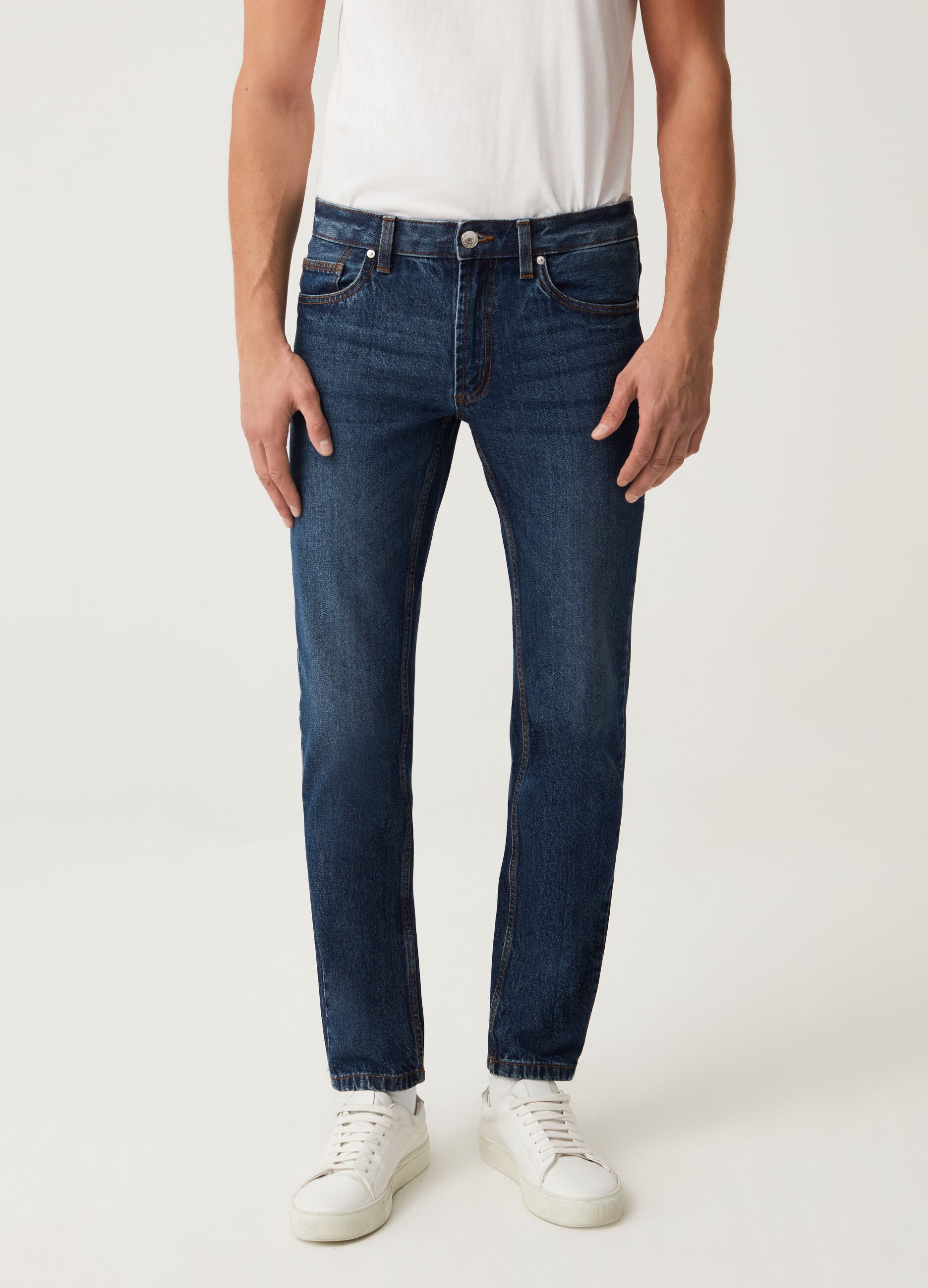 Jeans slim fit con scoloriture