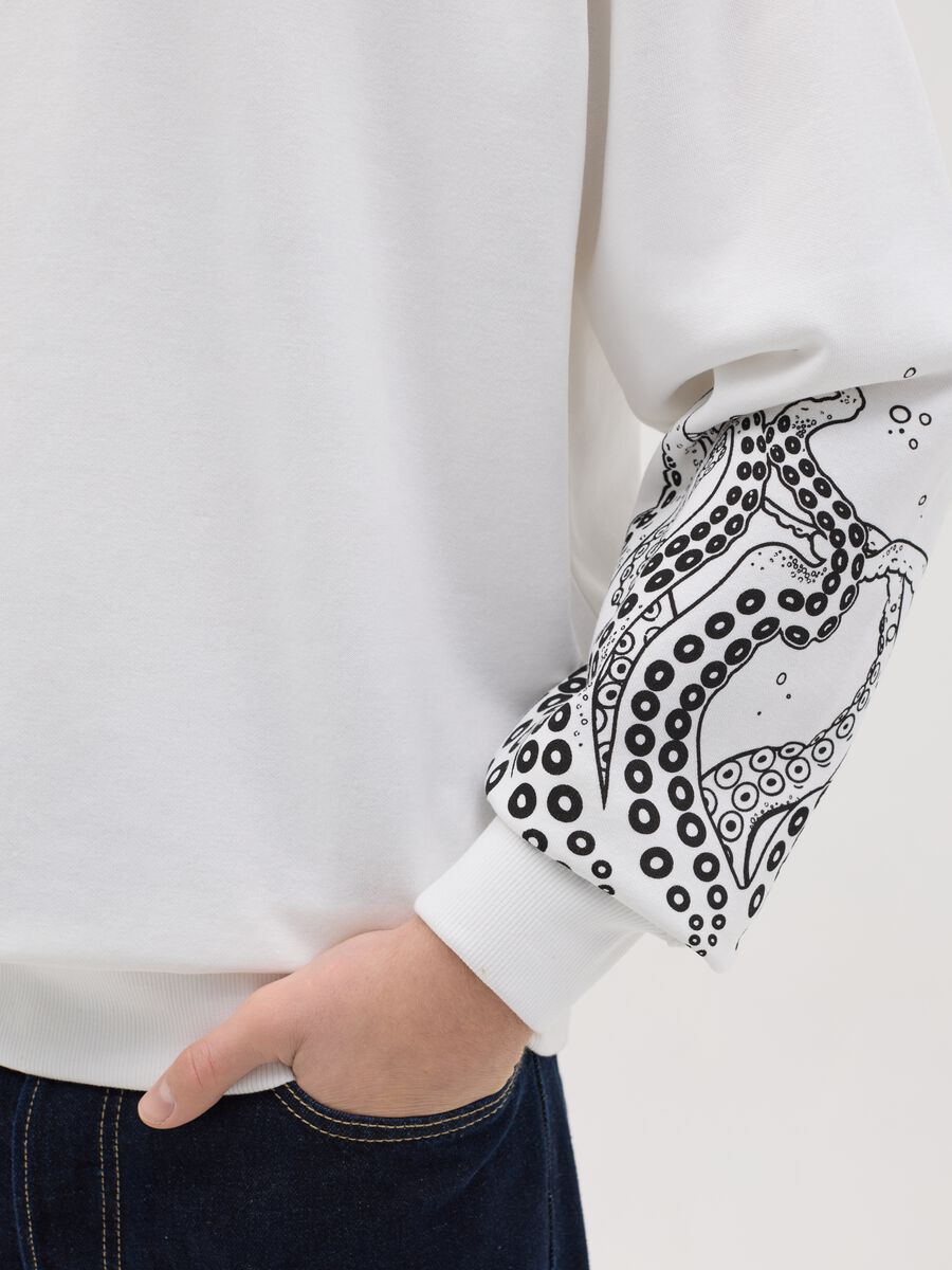 White sweatshirt with print_3