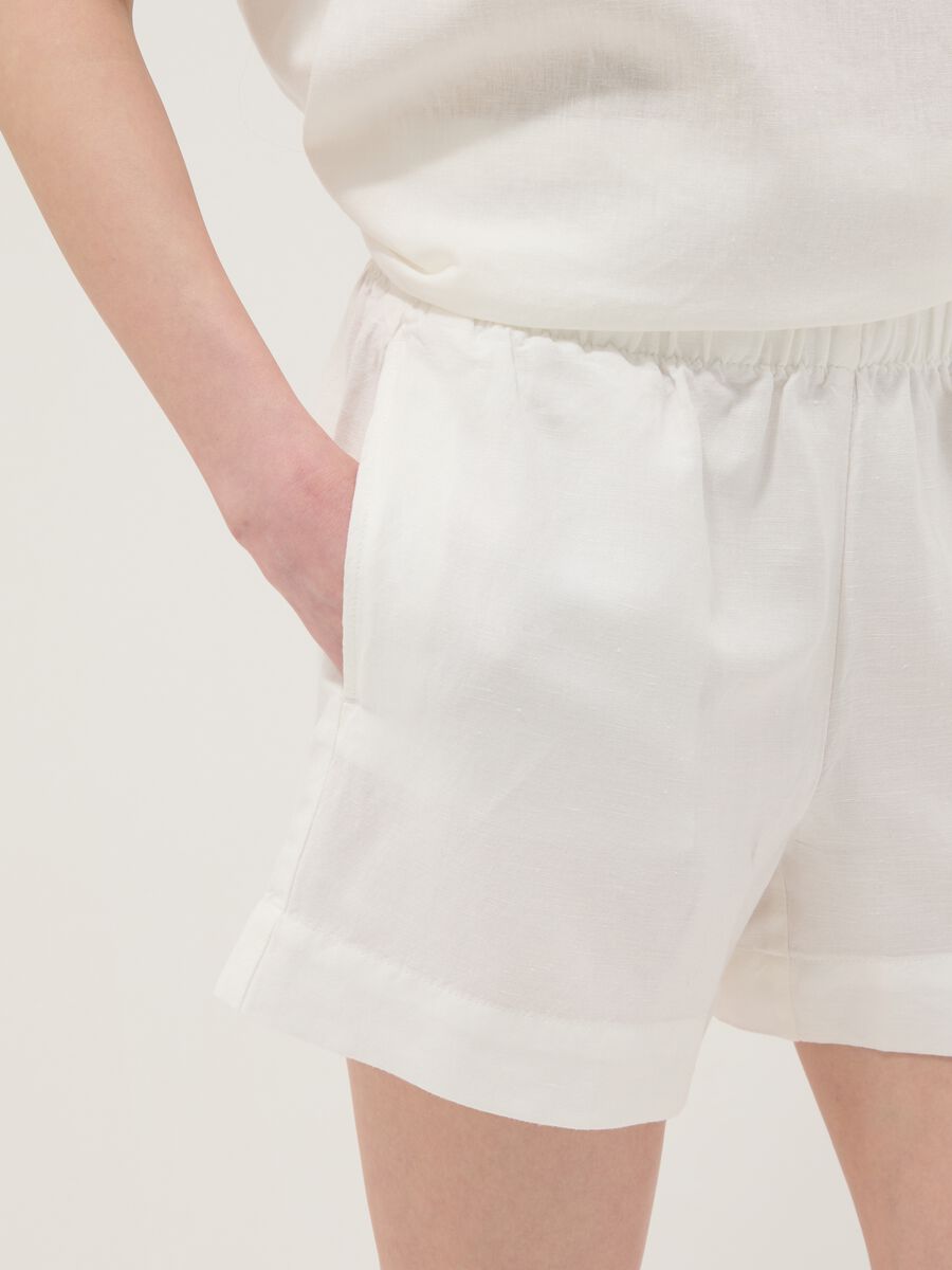 Shorts bianchi in misto lino e viscosa con vita elasticizzata regular fit_3