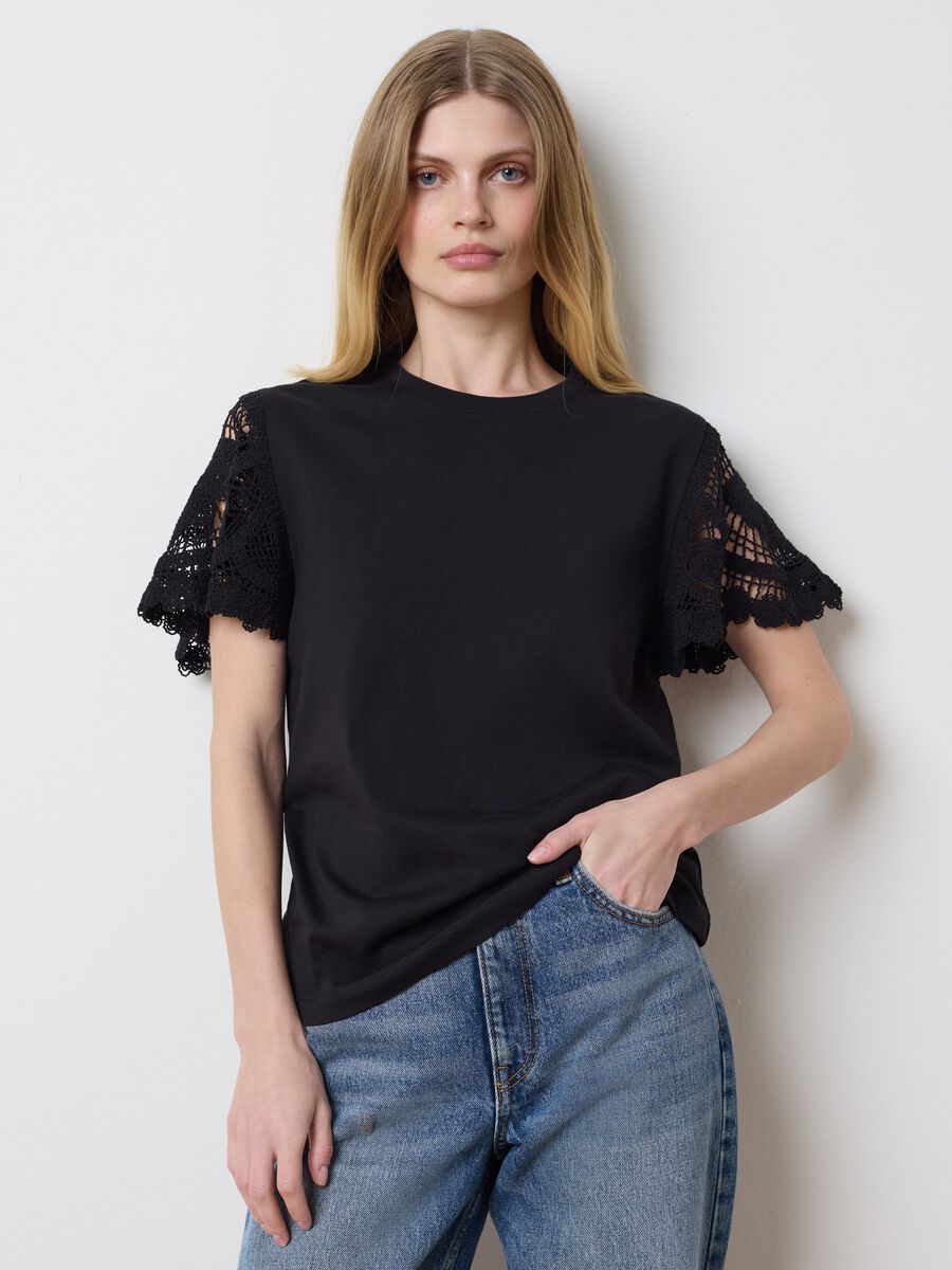 Black T-shirt with lace details_1