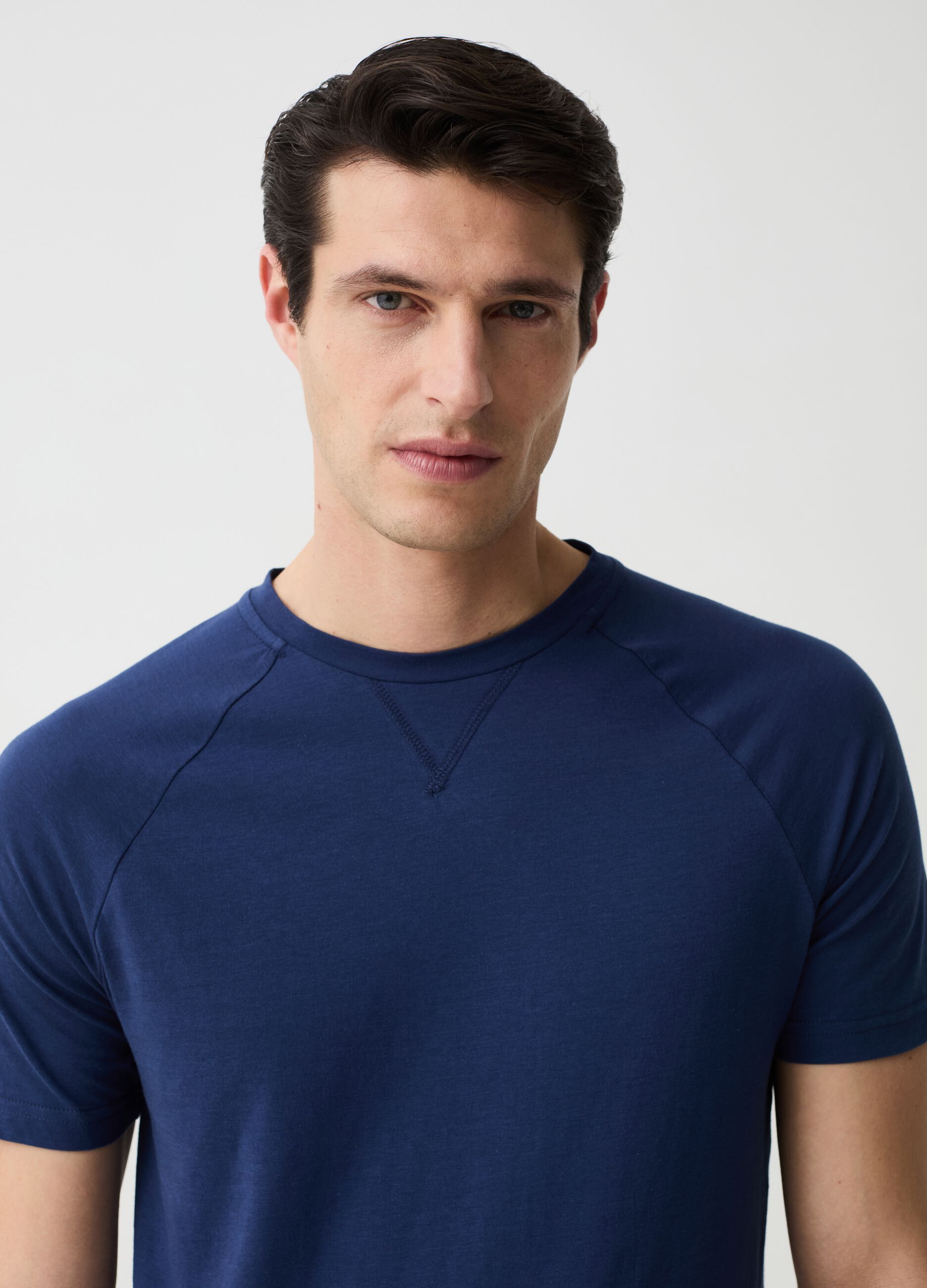 Short pyjamas with round neck with V detail