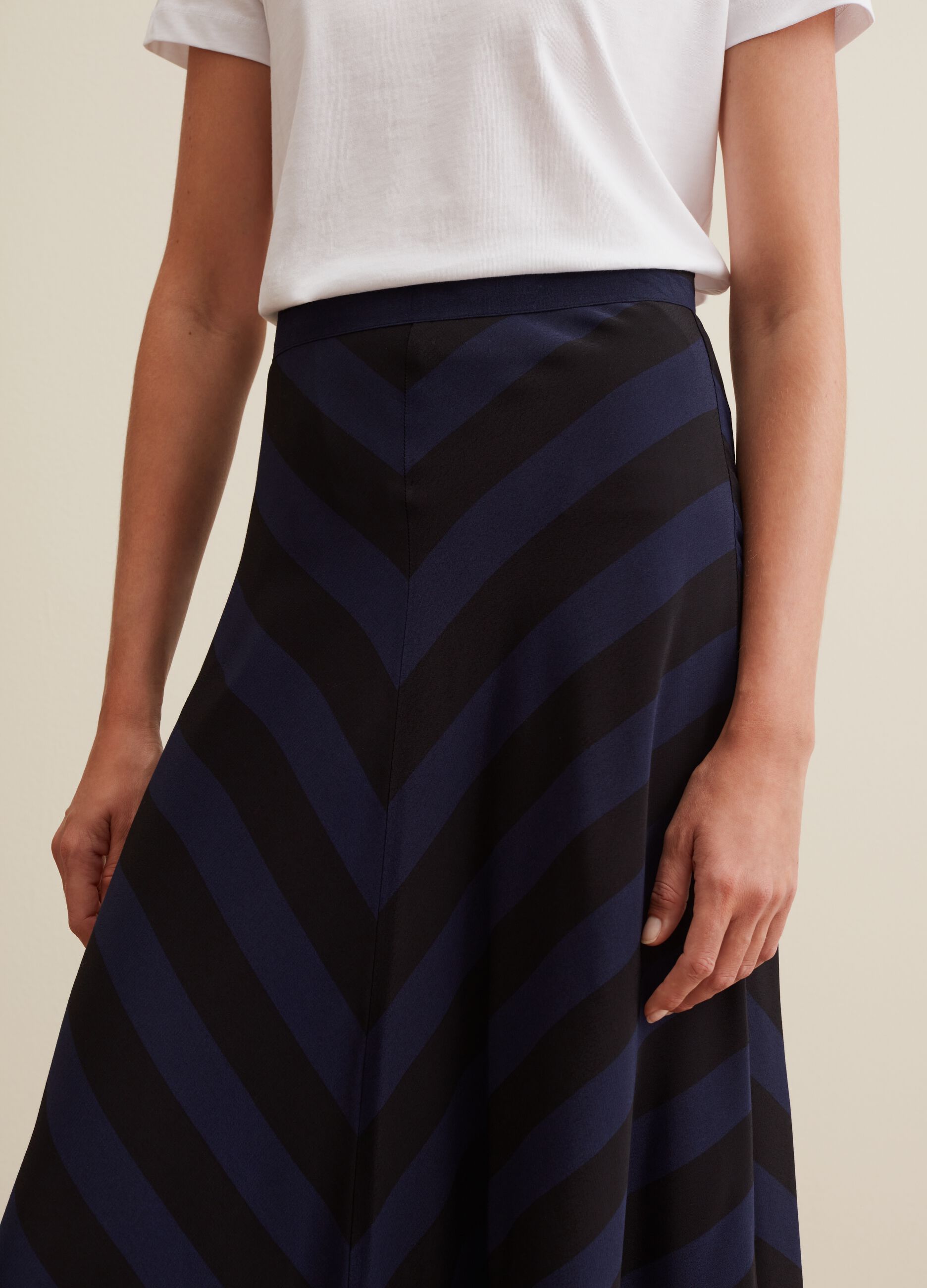 Gonna midi in viscosa satin a righe diagonali_3