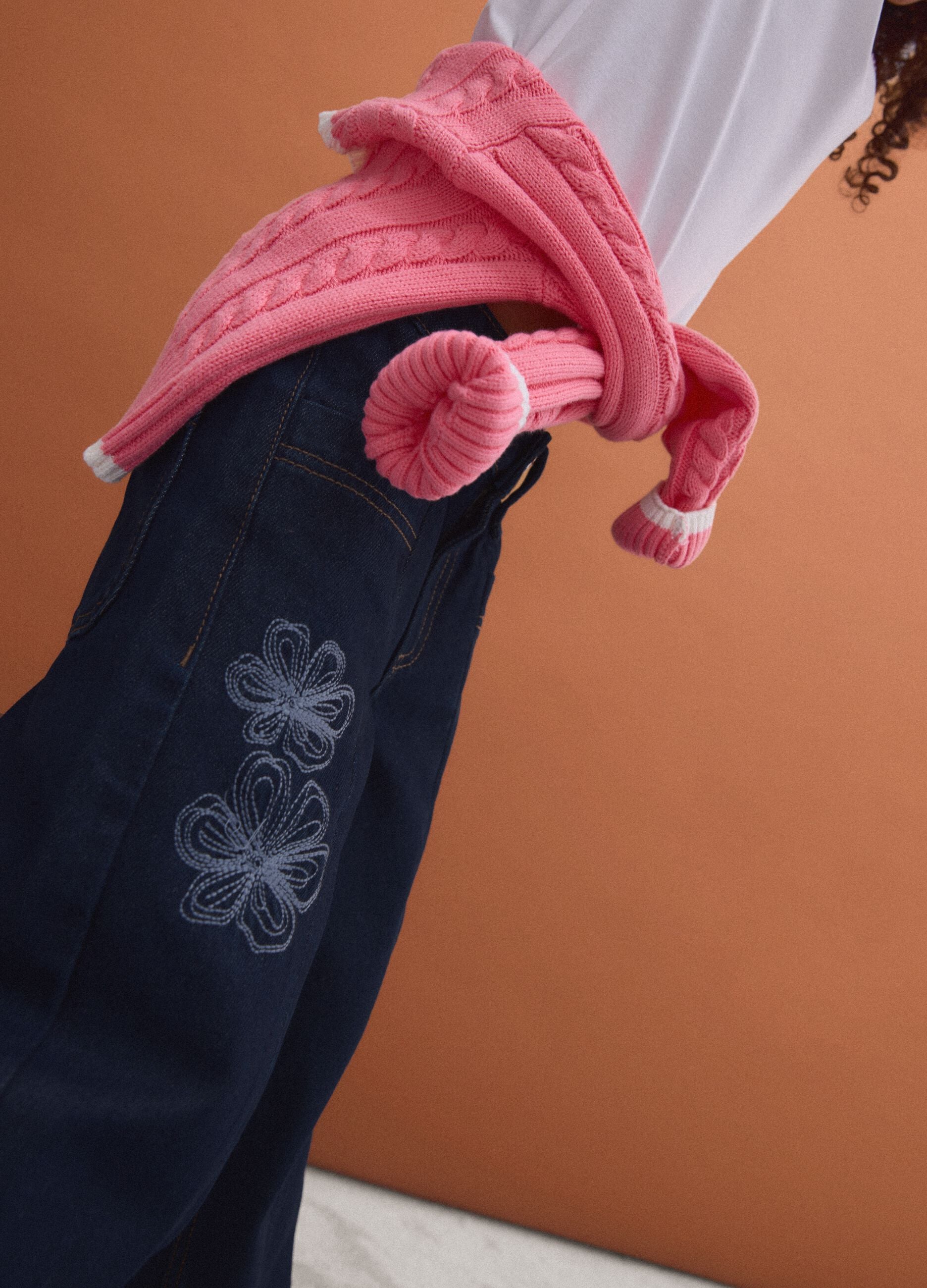 Jeans blu in puro cotone straight fit con ricami fiori per bambina