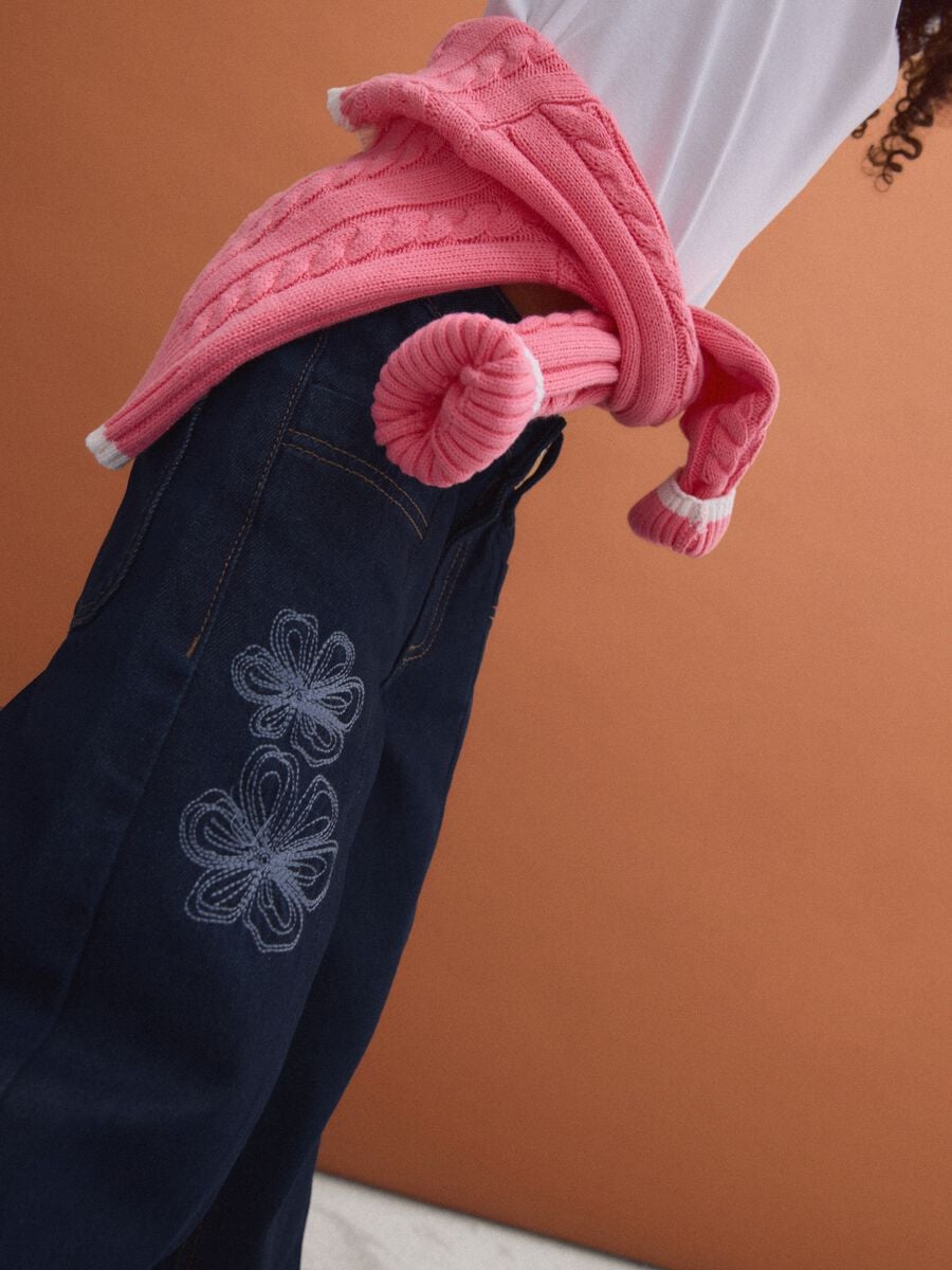 Jeans blu in puro cotone straight fit con ricami fiori per bambina_2