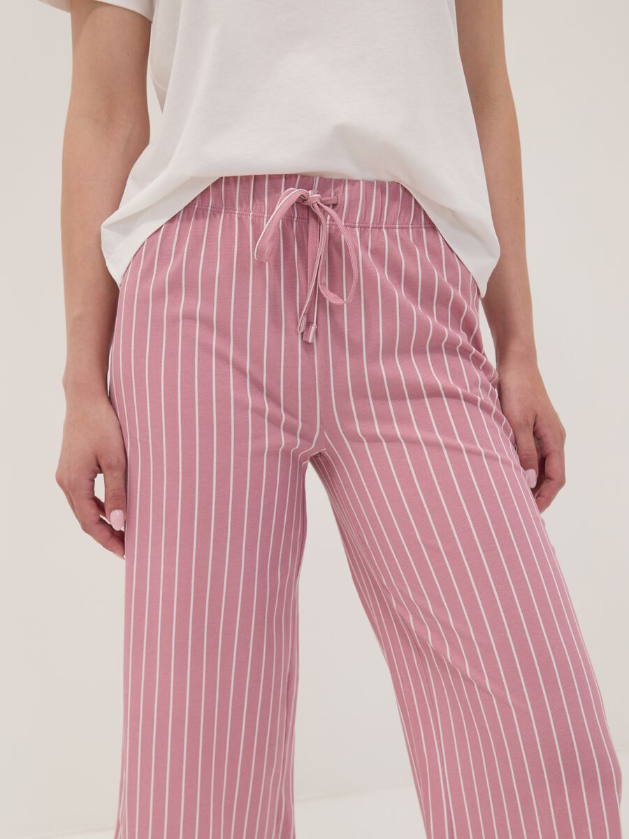Pigiama rosa e bianco in puro cotone organico con pantaloni cropped_3