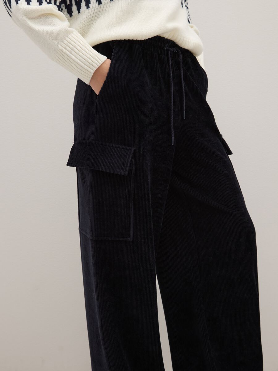 Black cotton blend wide leg cargo trousers_3