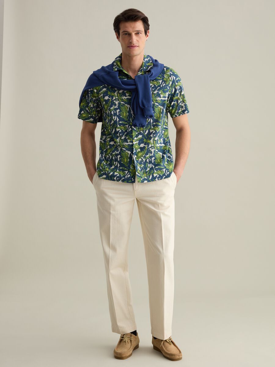 Short-sleeved shirt with botanical print_1