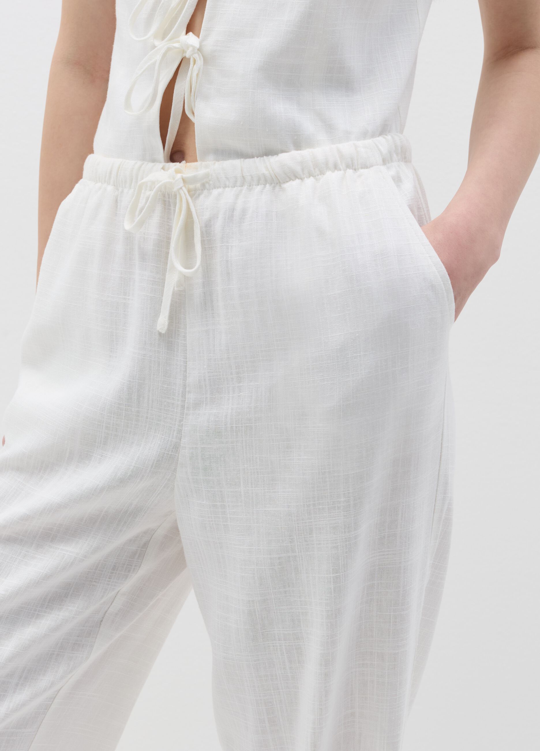 Relaxed-fit trousers in viscose and linen