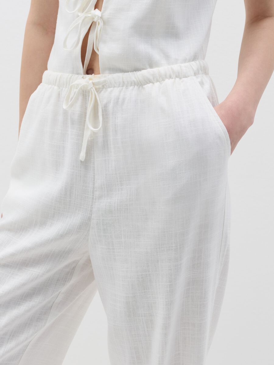Relaxed-fit trousers in viscose and linen_2