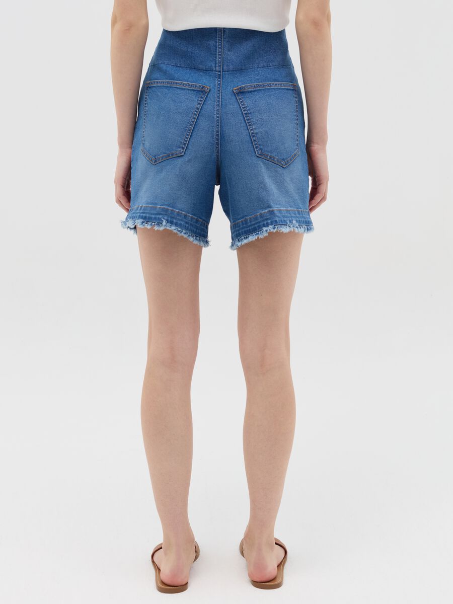 Fringed maternity shorts in denim_4