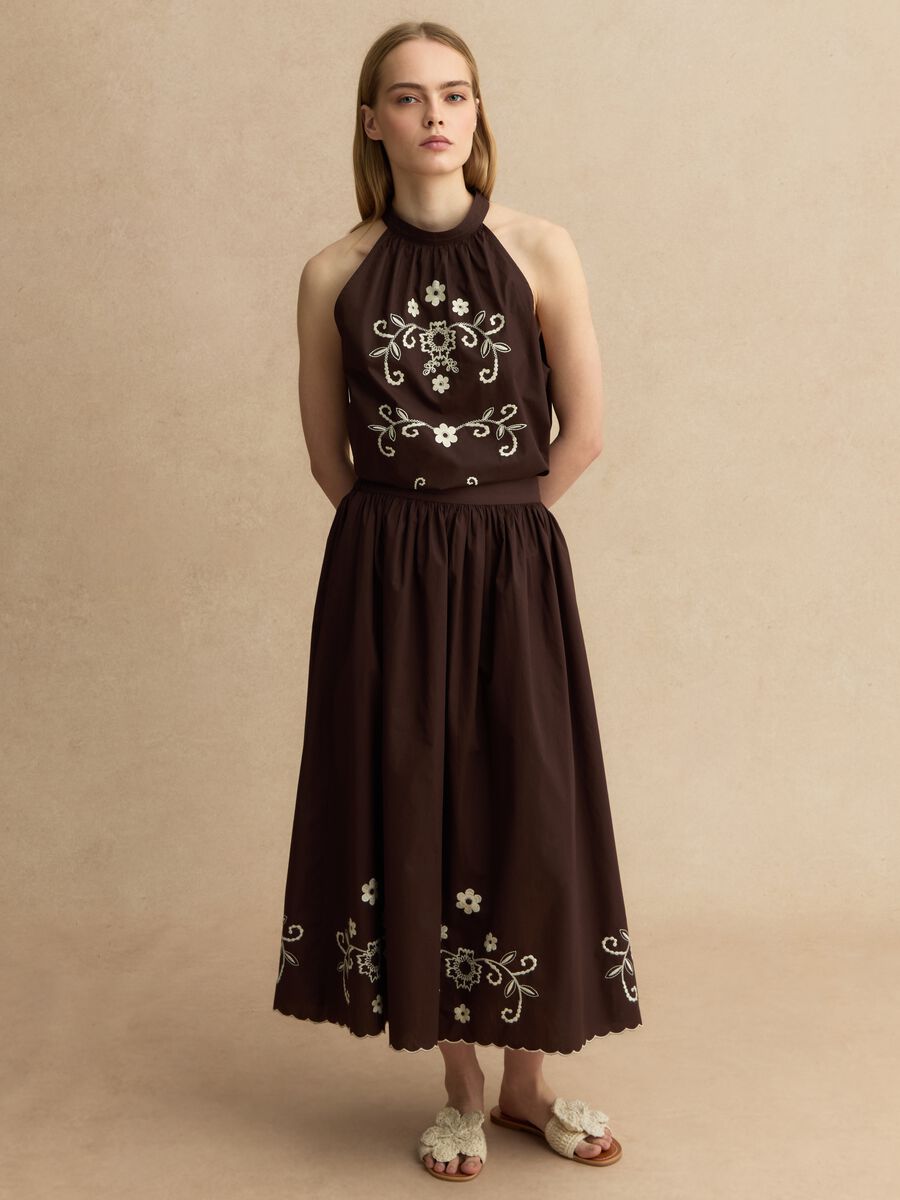 Blusa in puro cotone marrone regular fit con ricami floreali_2