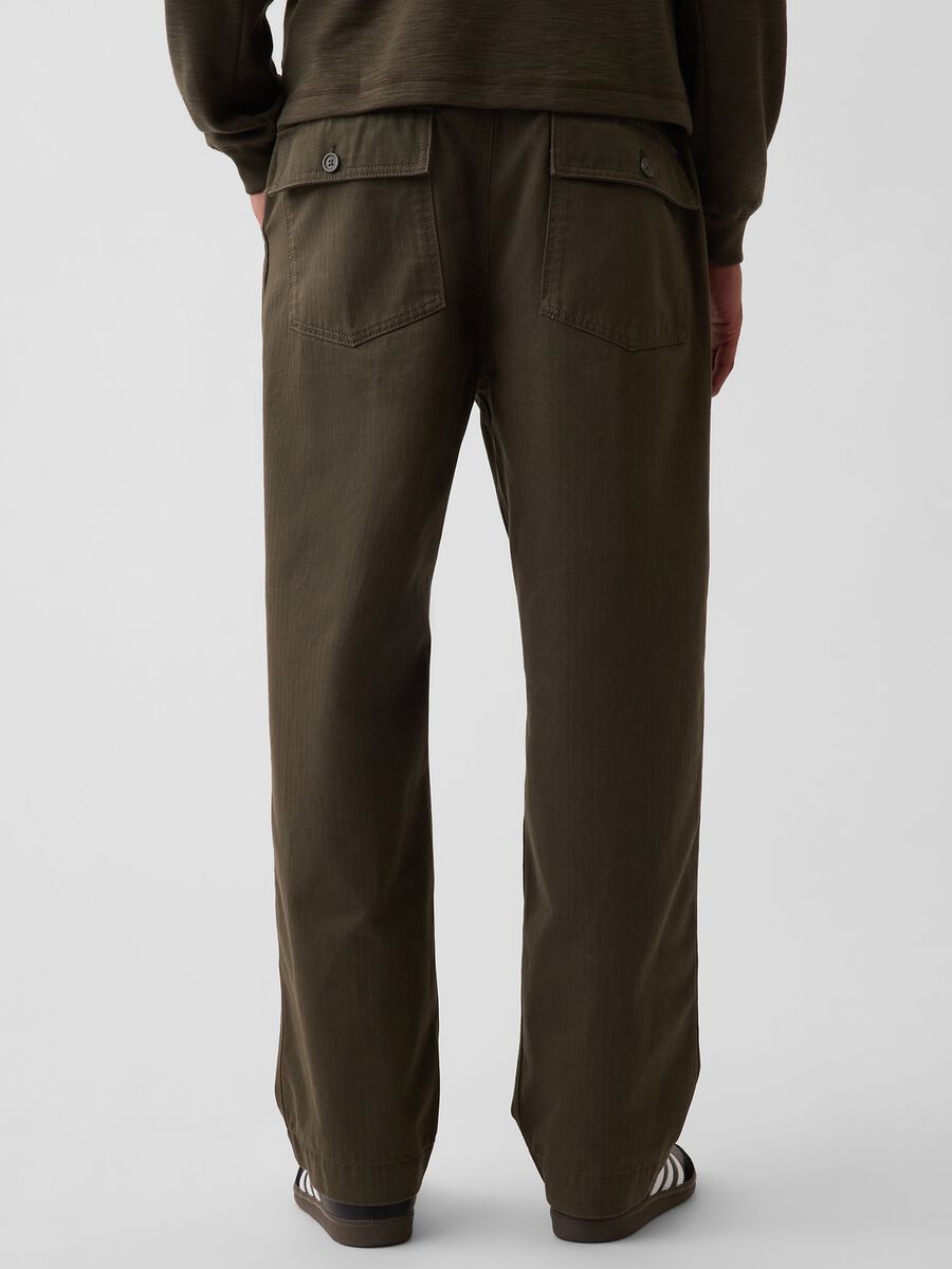 Pantaloni giallo ocra in puro cotone con tasche applicate_4