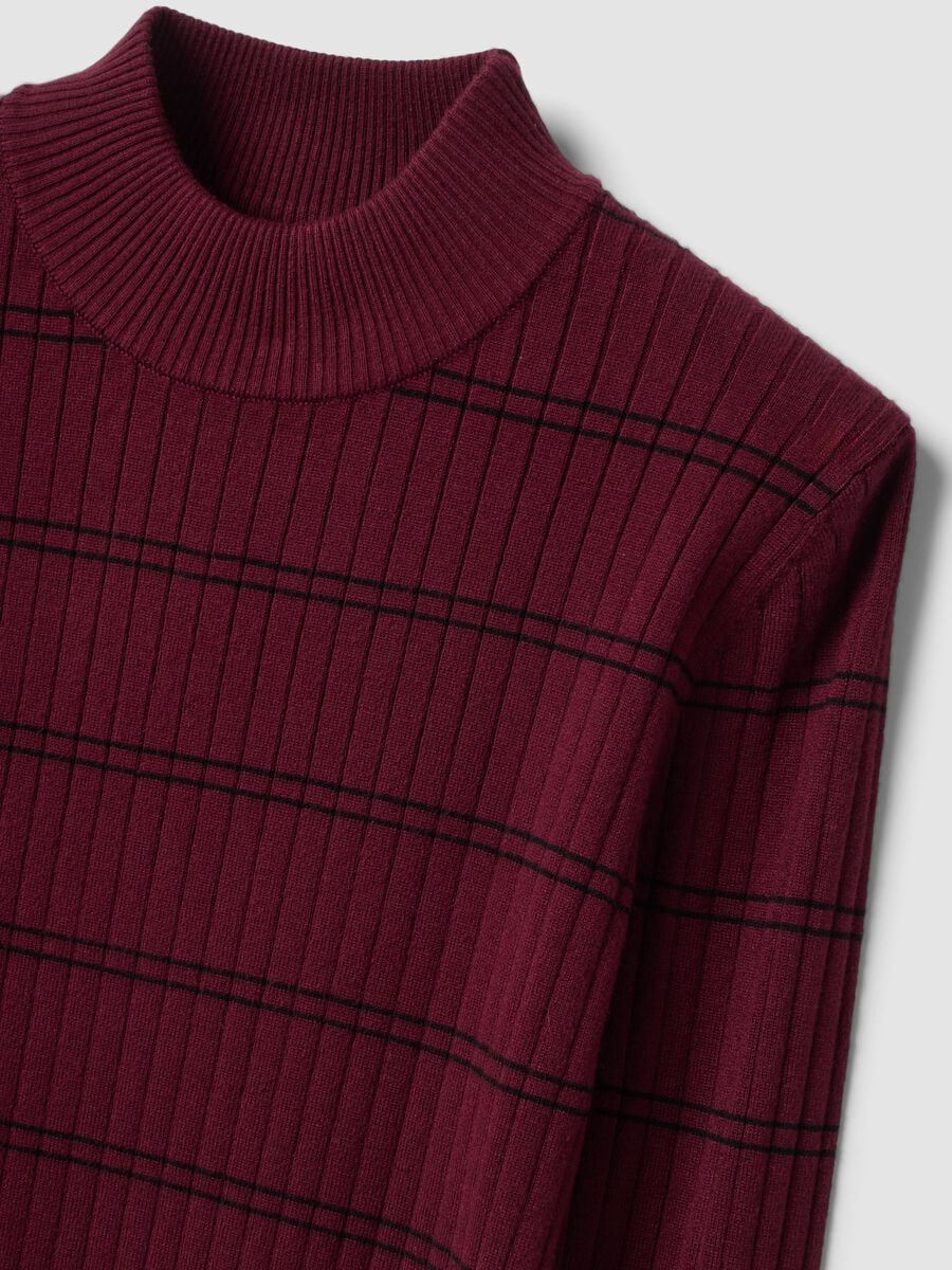 Maglia rossa in misto viscosa con collo rialzato fitted_5