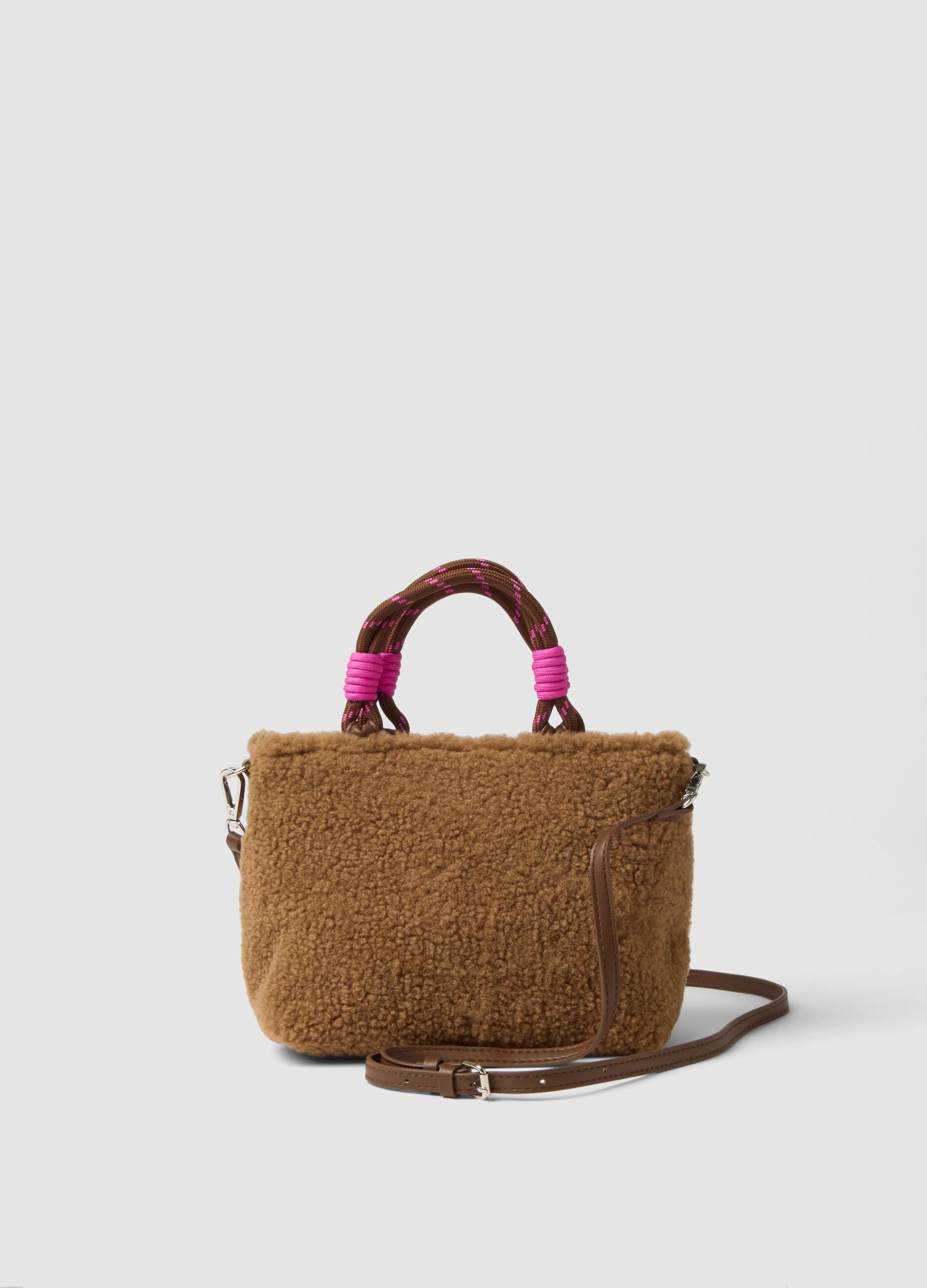 Borsa a mano marrone effetto teddy con tracolla