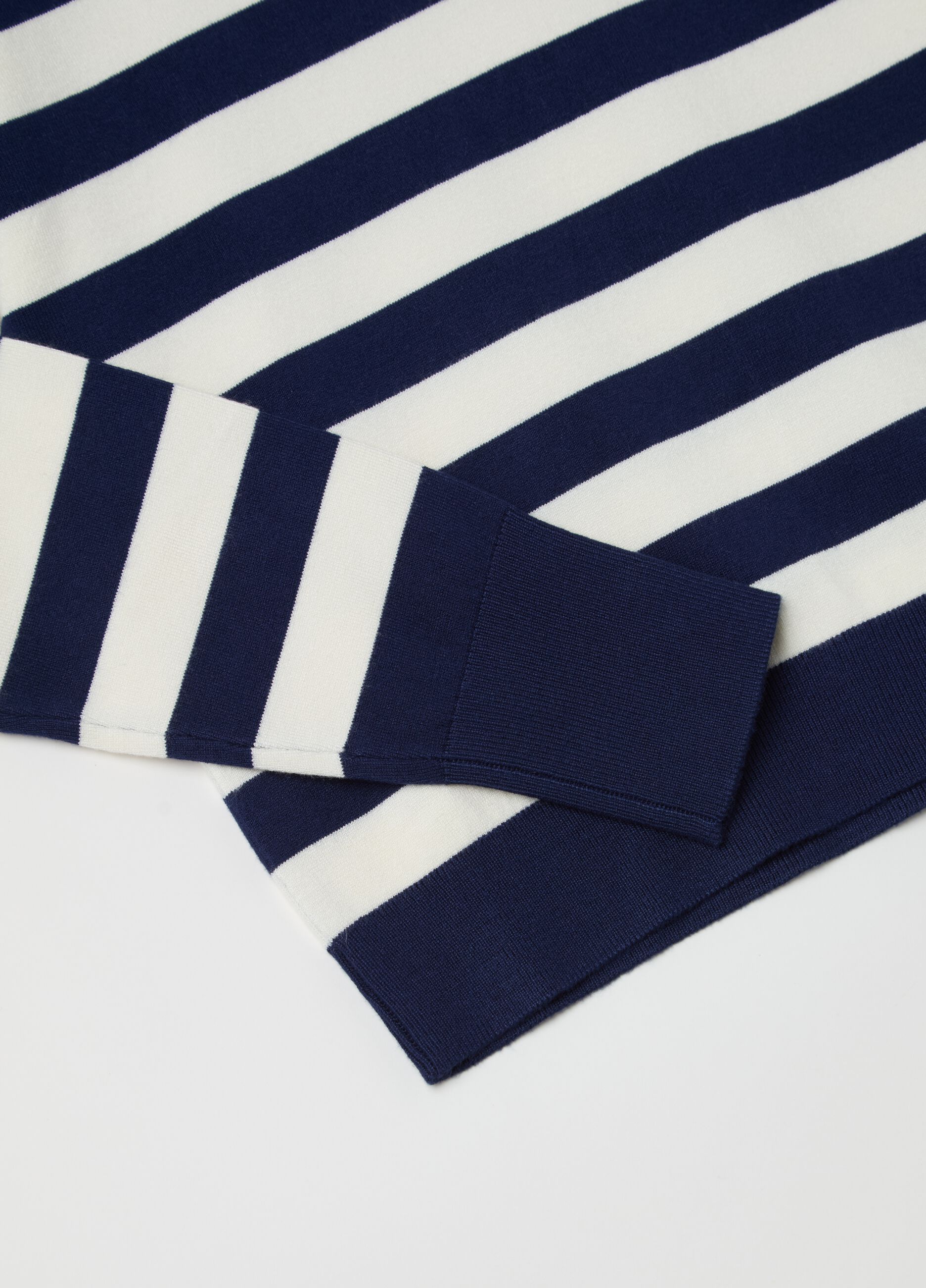Long-sleeved top with striped pattern