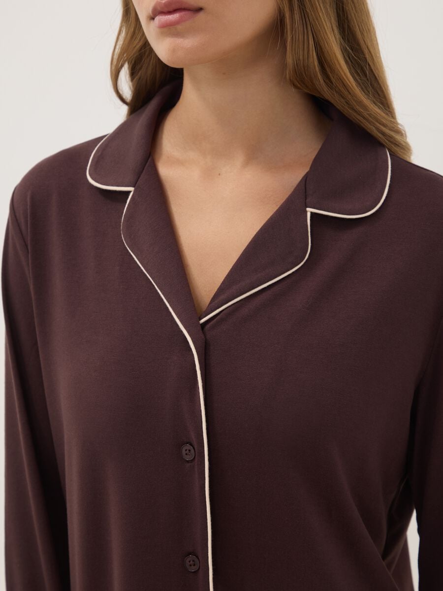Pigiama marrone in viscosa elasticizzato con scollo a V_2